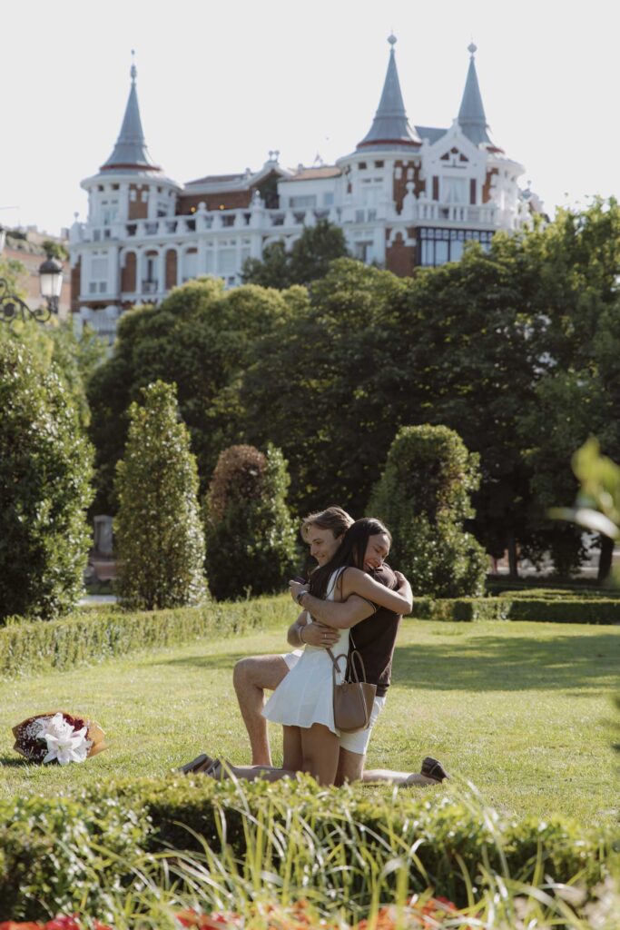 fotografia paparazzi de propuesta de matrimonio sorpresa en el parque del retiro de madrid