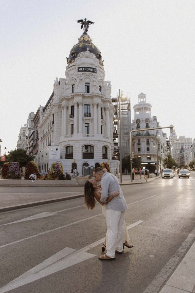 sesion de fotos de preboda en el metropolis de la gran via de madrid al atardecer