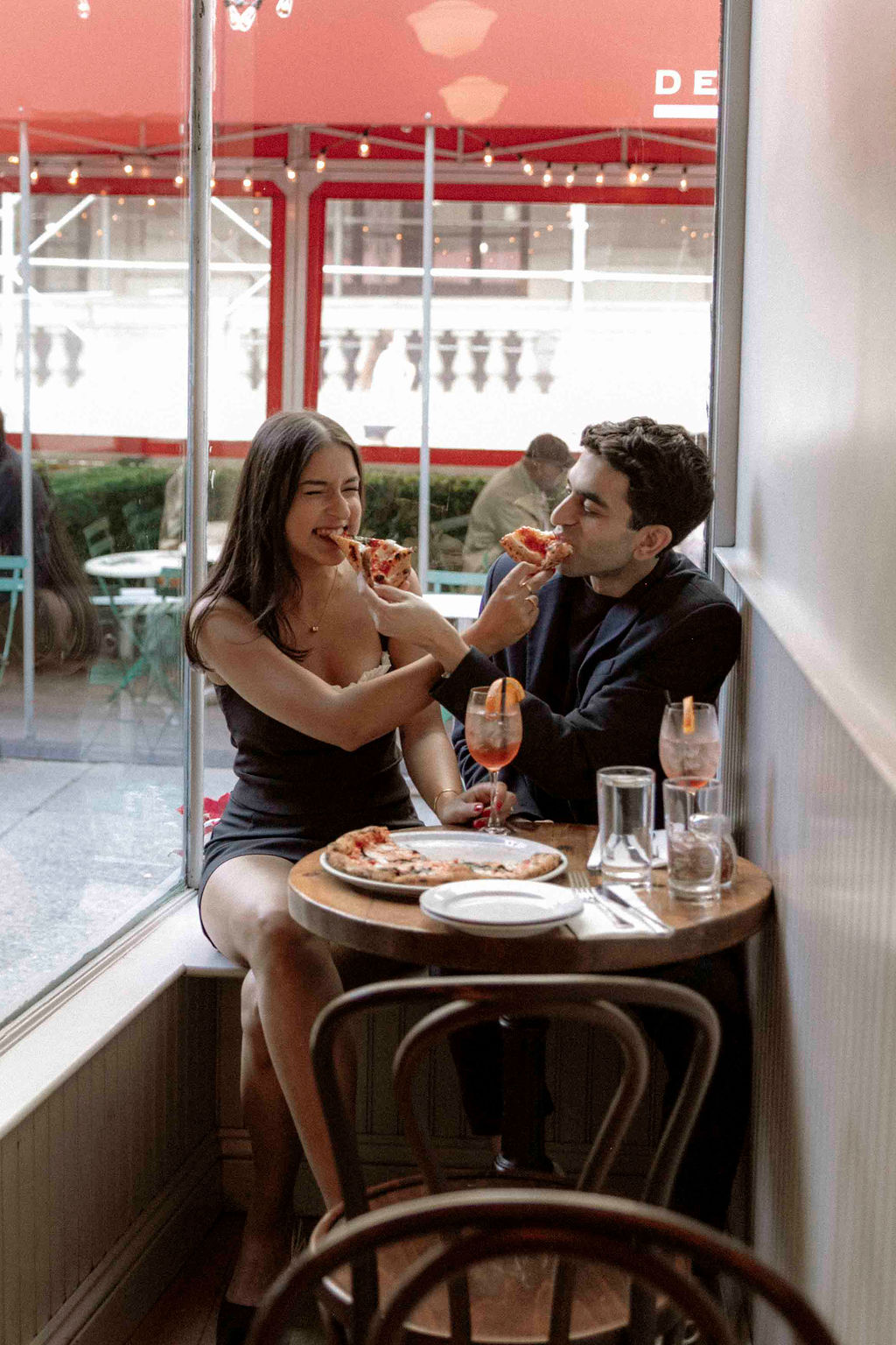 fotos de pareja en madrid comiendi pizza