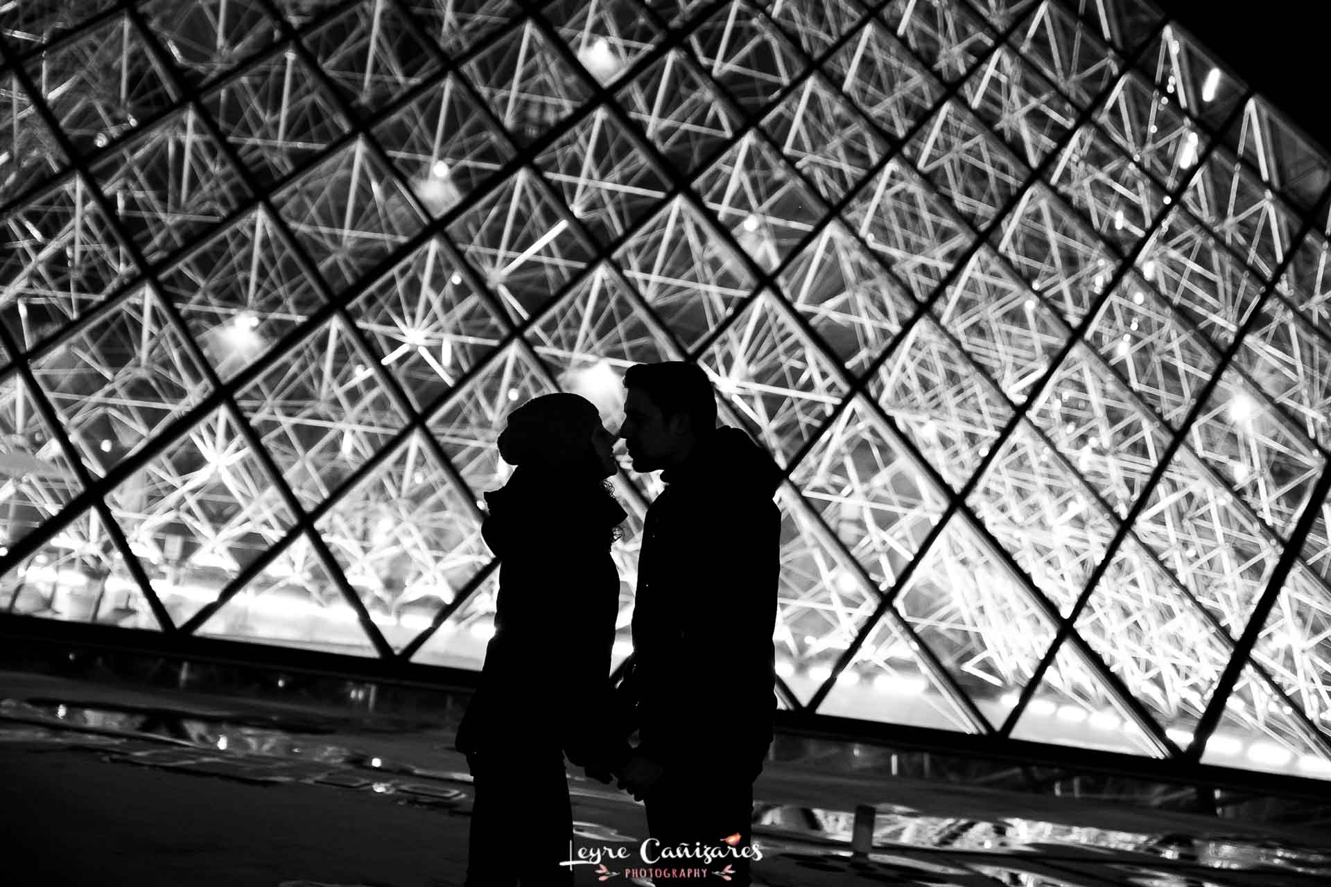 Sesion de pareja en el Louvre de Paris
