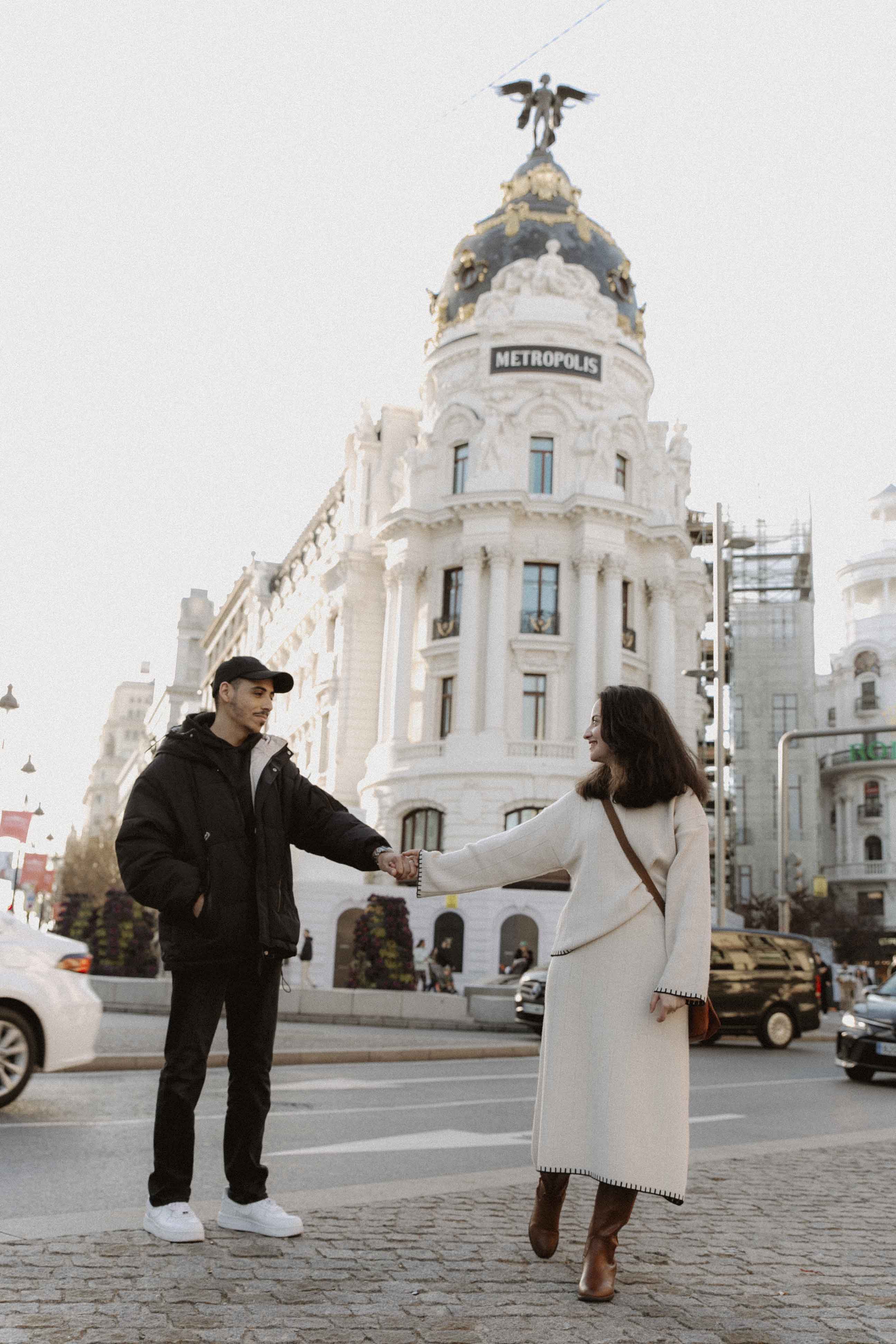 sesion de fotos de compromiso por la gran via de madrid