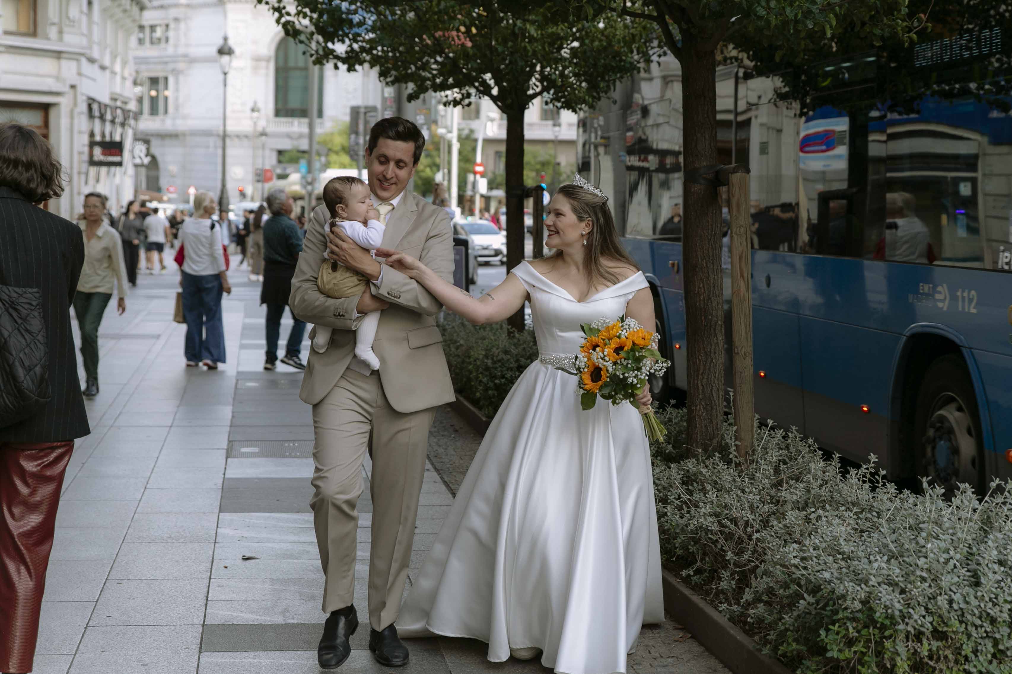 sesion de fotos de postboda en medio de la gran via de madrid con su bebe