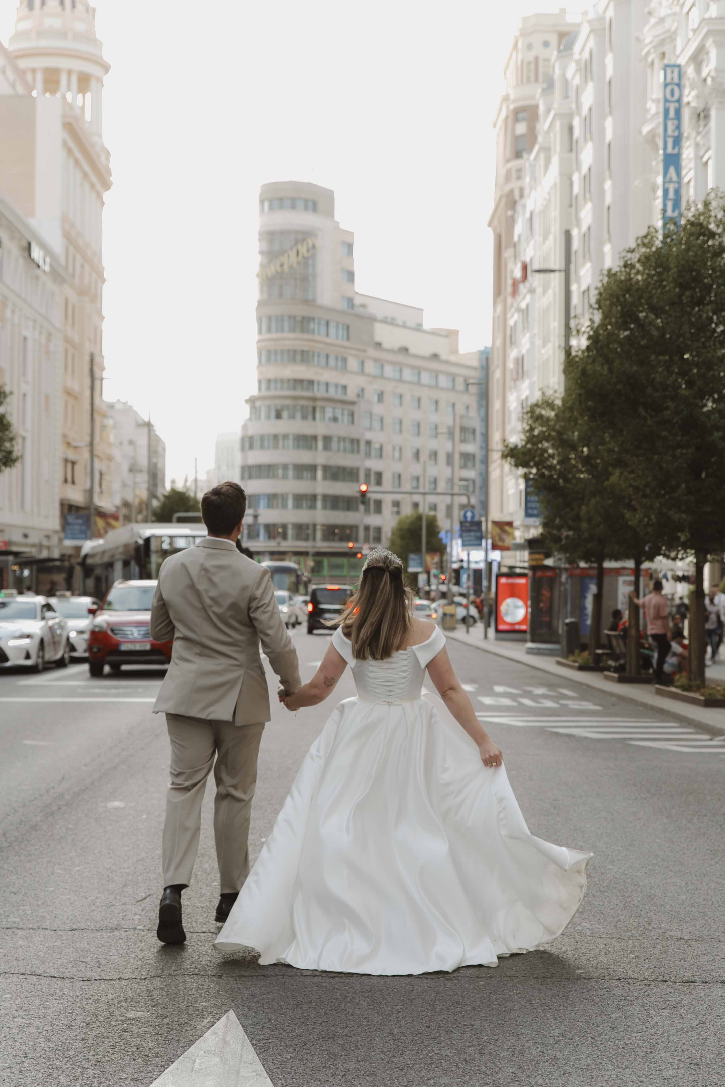 fotos de boda naturales y romanticas en medio de gran via en madrid con fotografa leyre cañizares