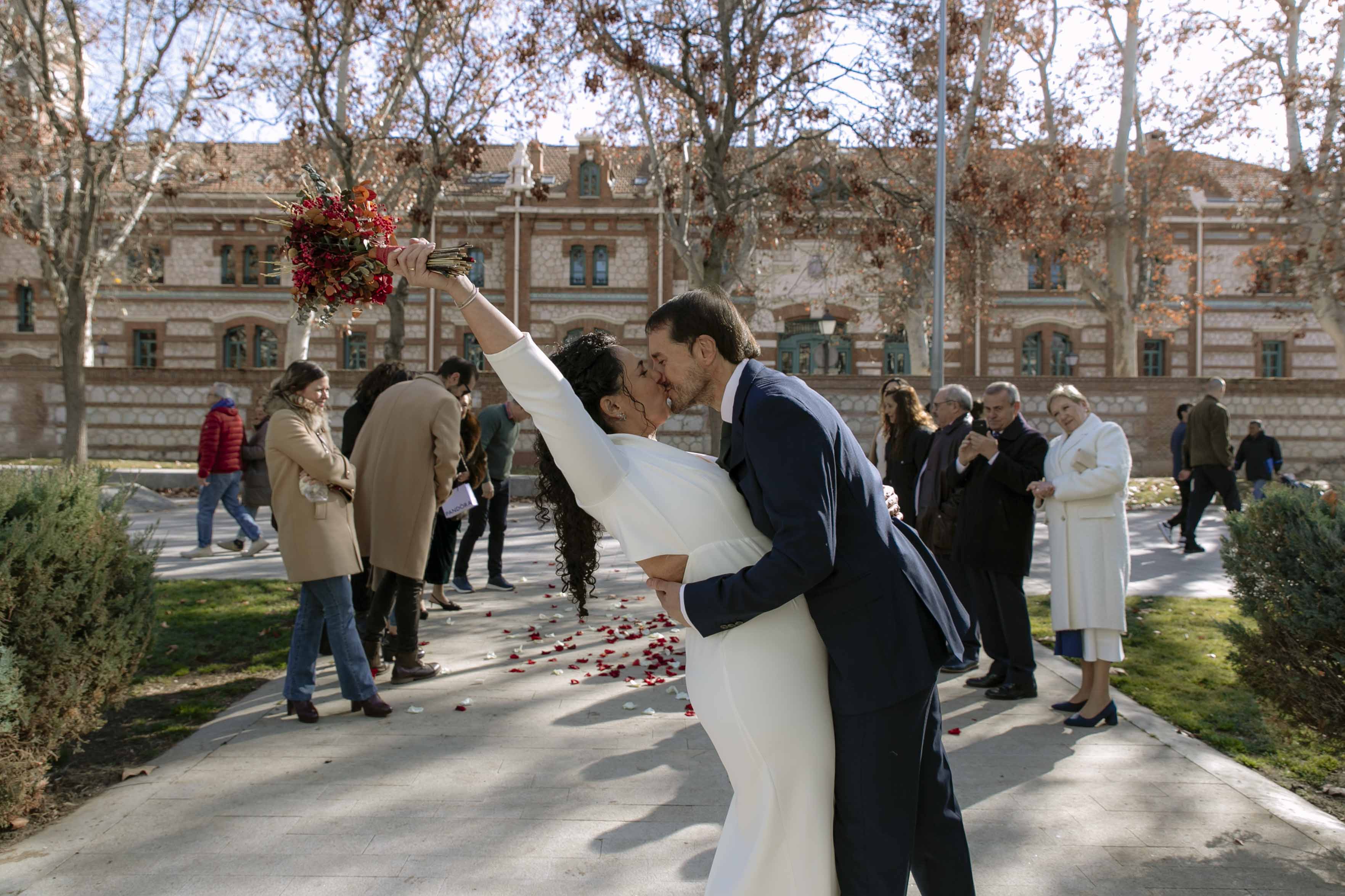 fotos de elopement en el parque del retiro de madrid