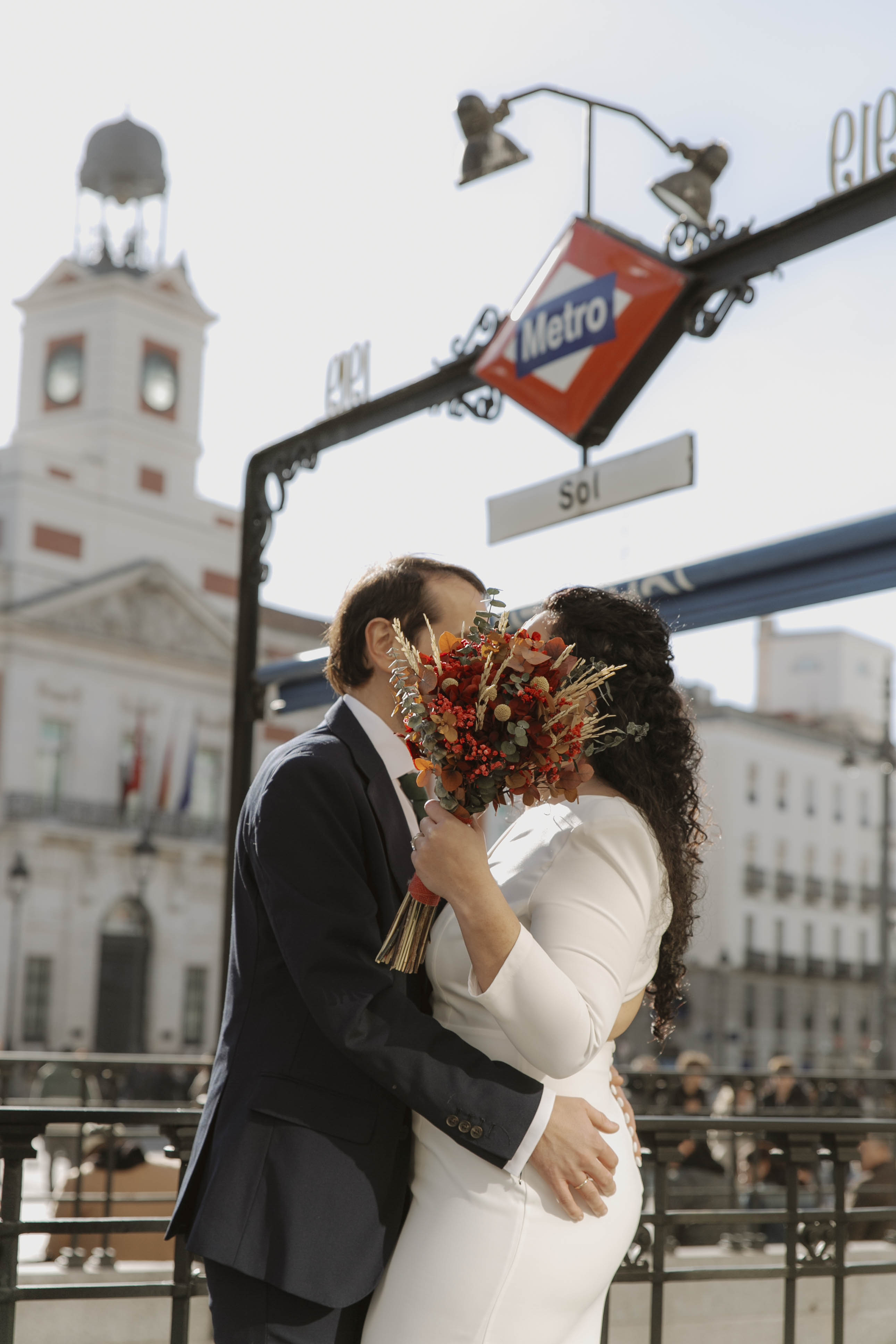 fotografia de elopement en la playa mayor y puerta del sol de madrid