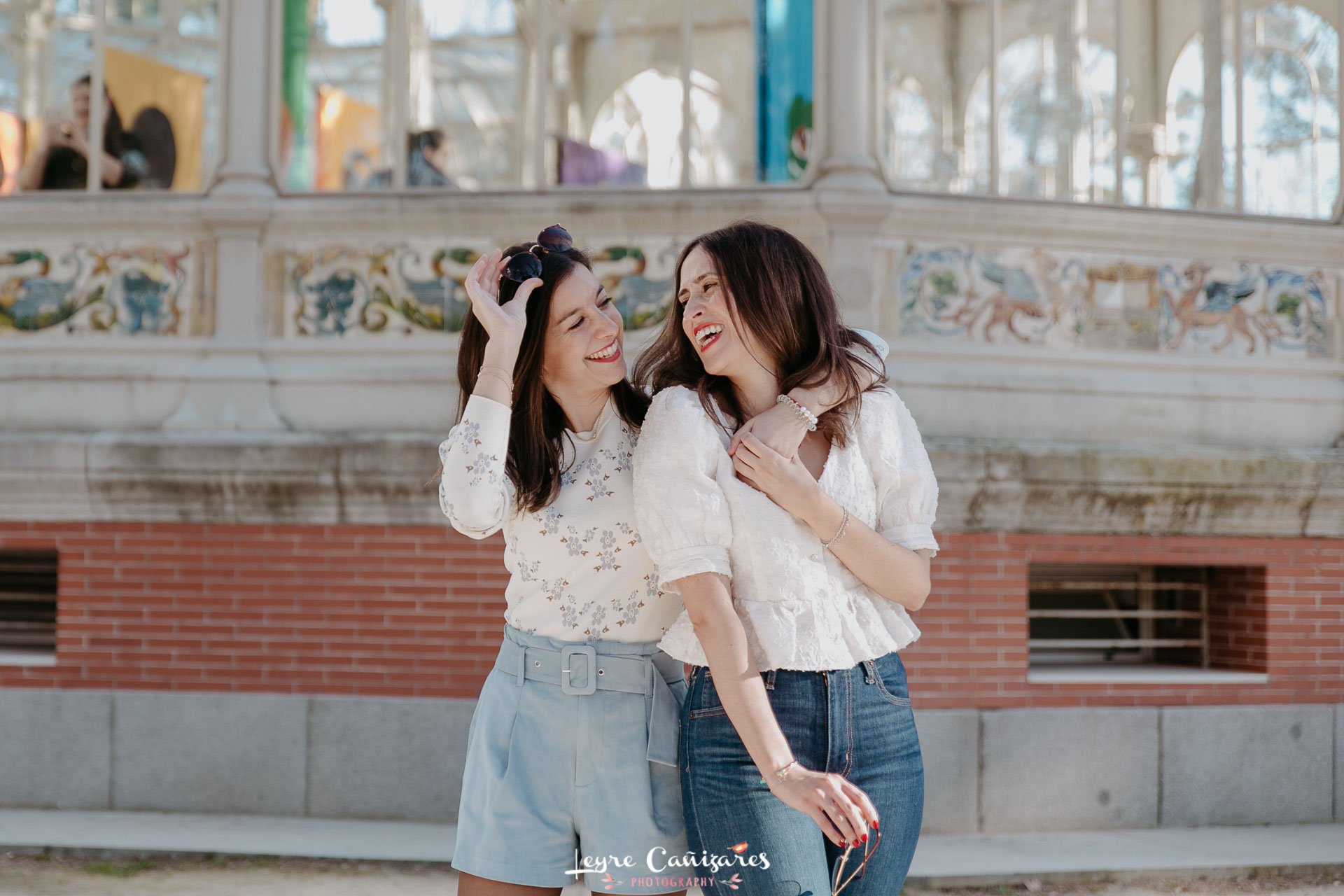 sesion de fotos en madrid de mejores amigas en el palacio de cristal del retiro