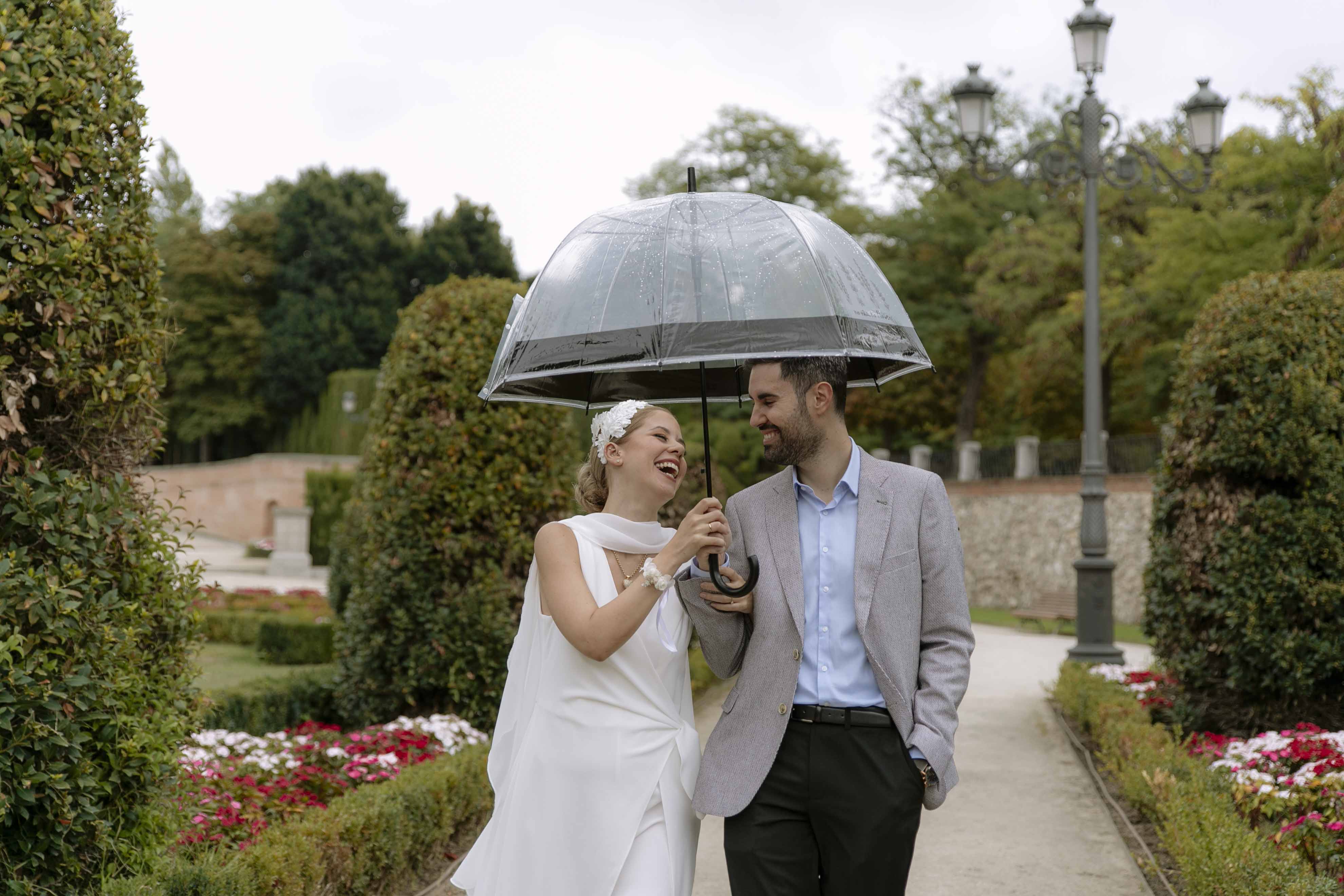 fotografia de boda en notaria y sesion de fotos posterior en el parque del retiro de madrid