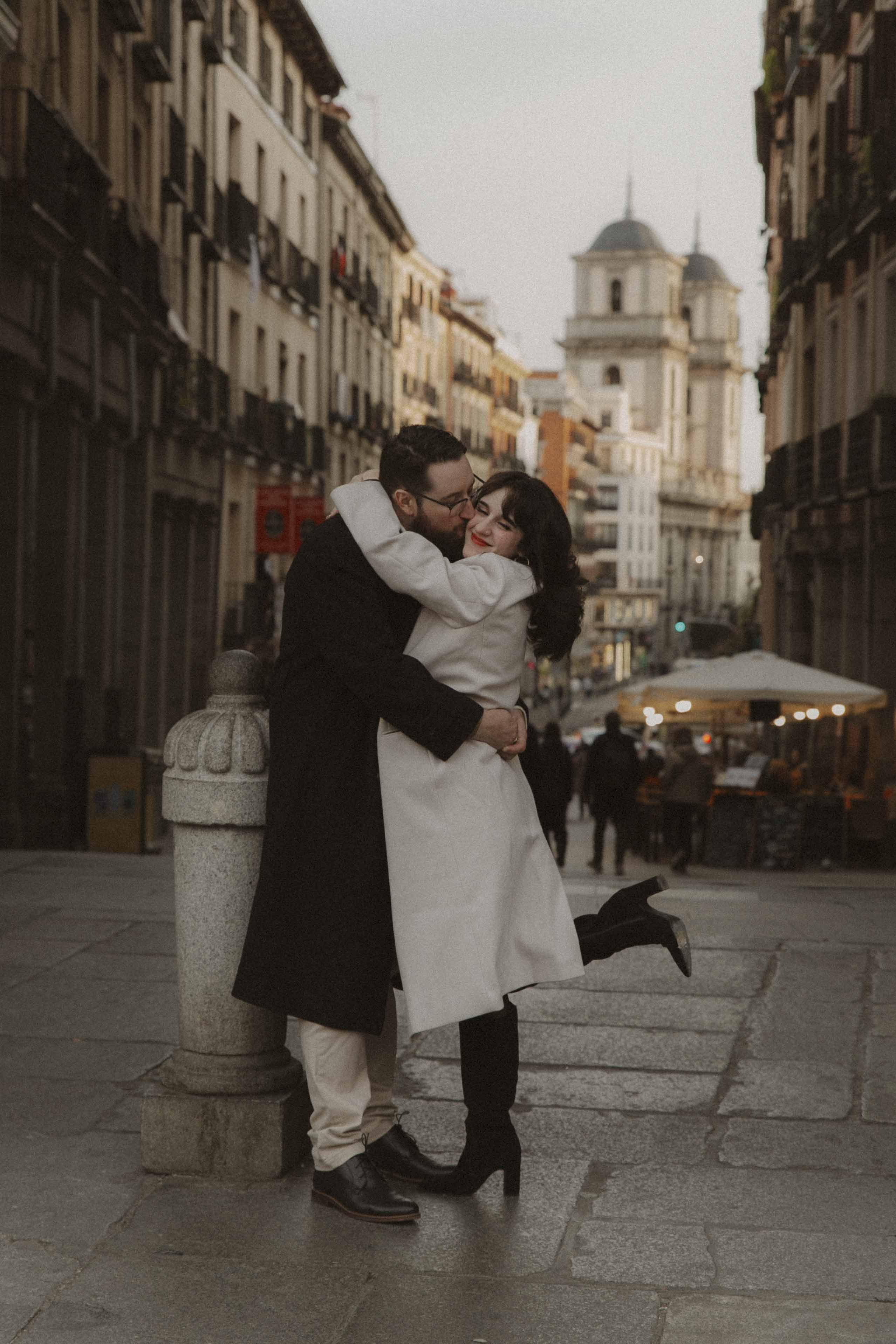 sesion de fotos en pareja por el centro de madrid con fotografa profesional leyre