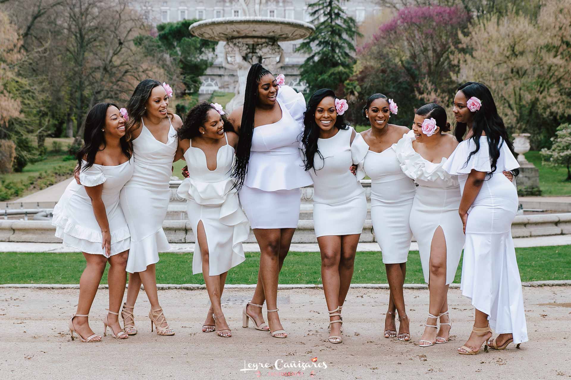 sesion de fotos de despedida de soltera en madrid con ocho chicas americanas en los jardines del campo del moro