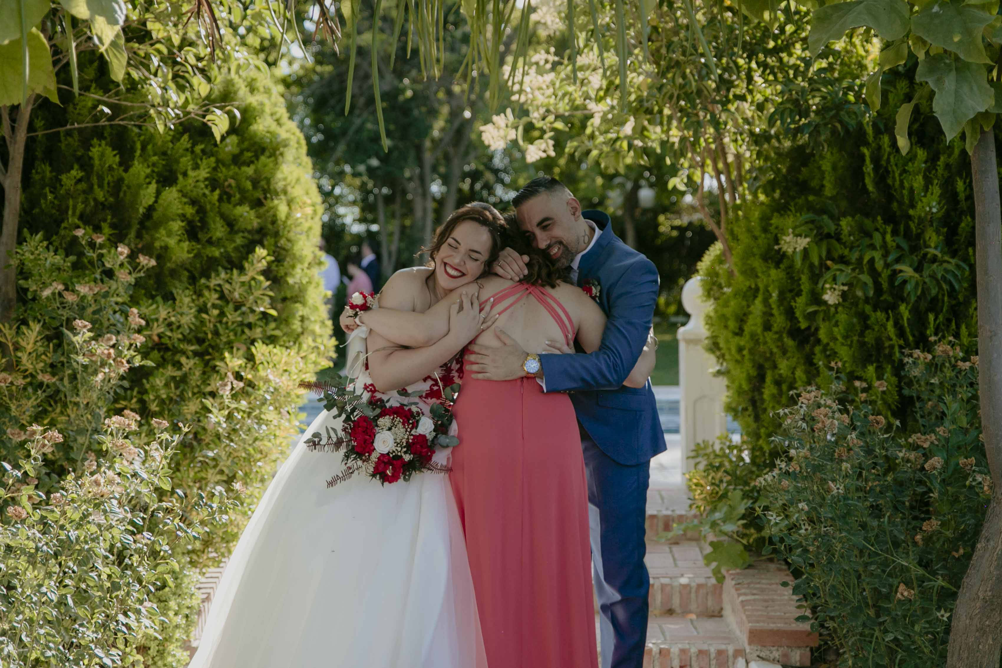 fotos de boda naturales capturando momentos con invitados y familia en madrid