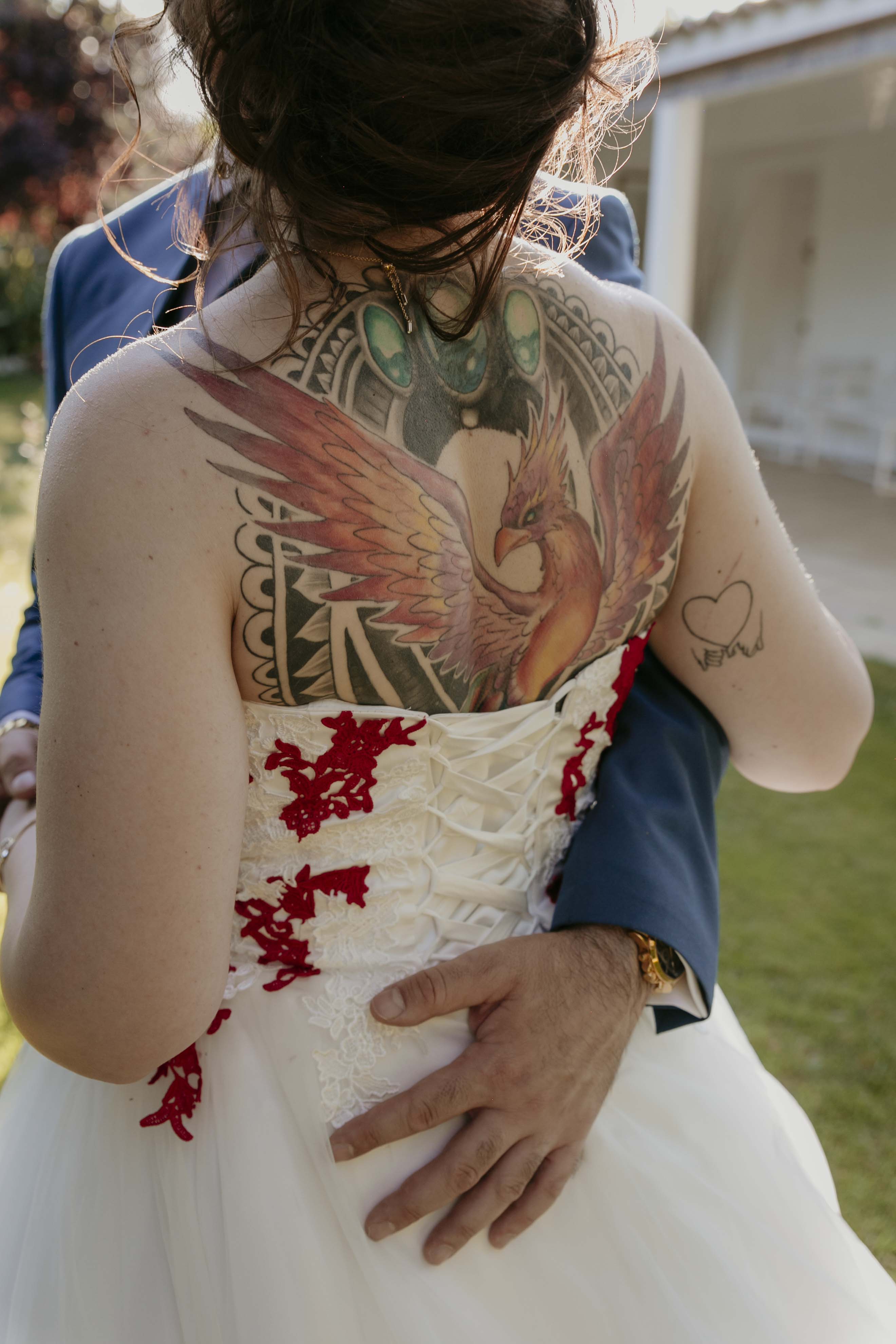 fotos de boda de novios con tatuajes y alternativos en madrid