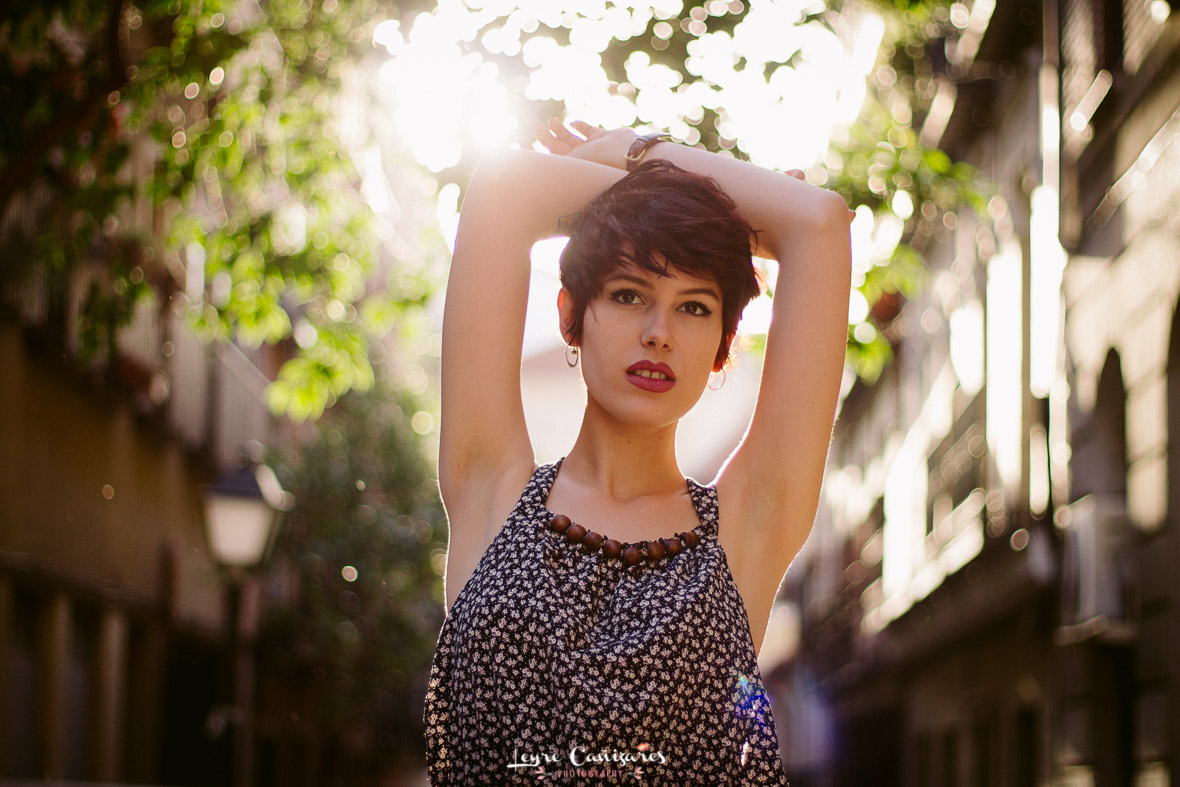 fotografia individual de actriz en el barrio de malasaña, madrid