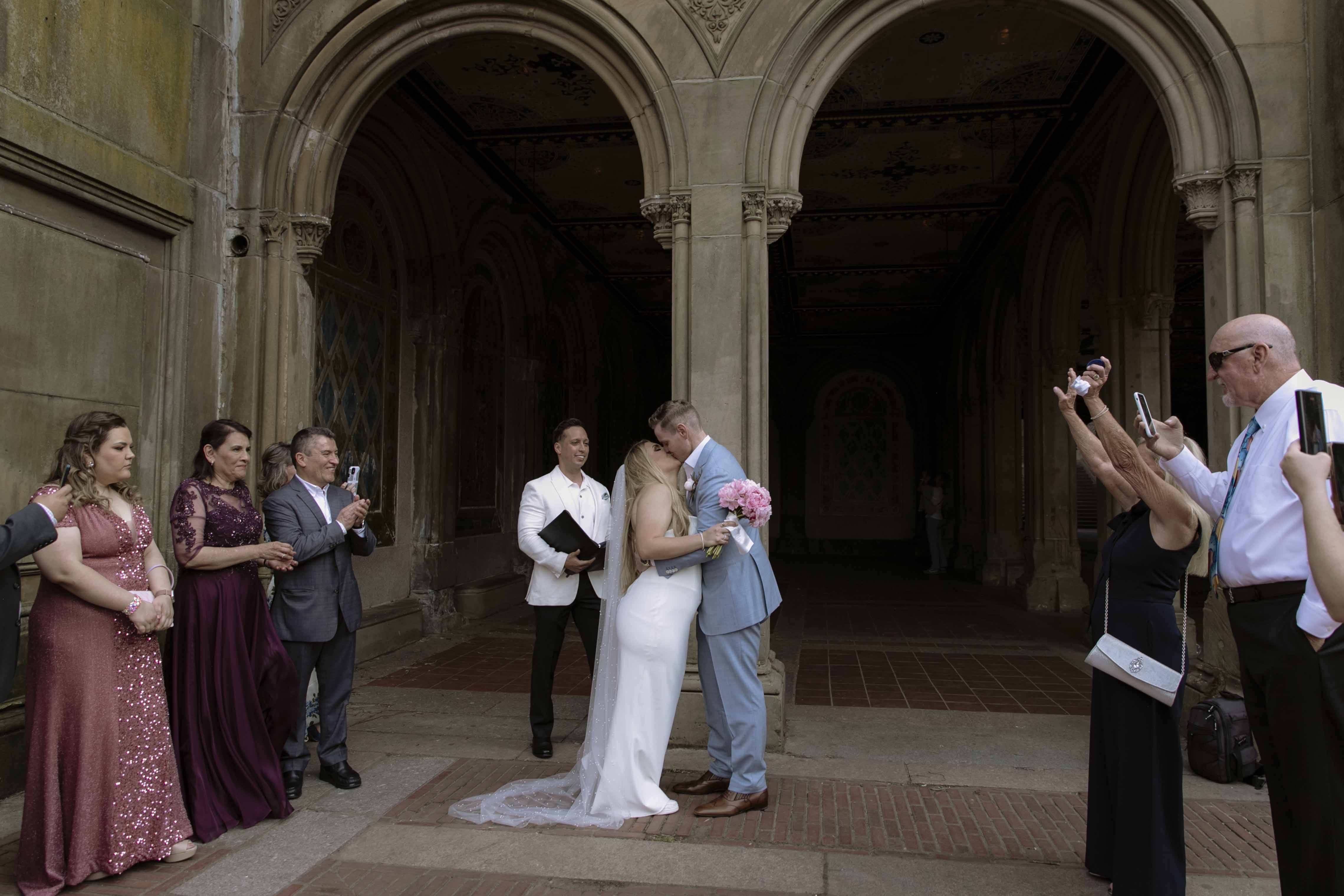 fotografia de elopement de diana y stefen con ceremonia como gossip girl, fotografia natural en madrid, españa