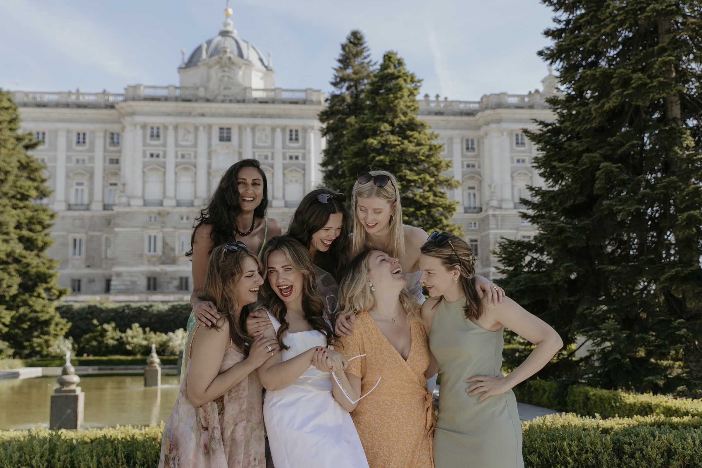 sesion de fotos de despedida de soltera en los jardines del palacio real de madrid