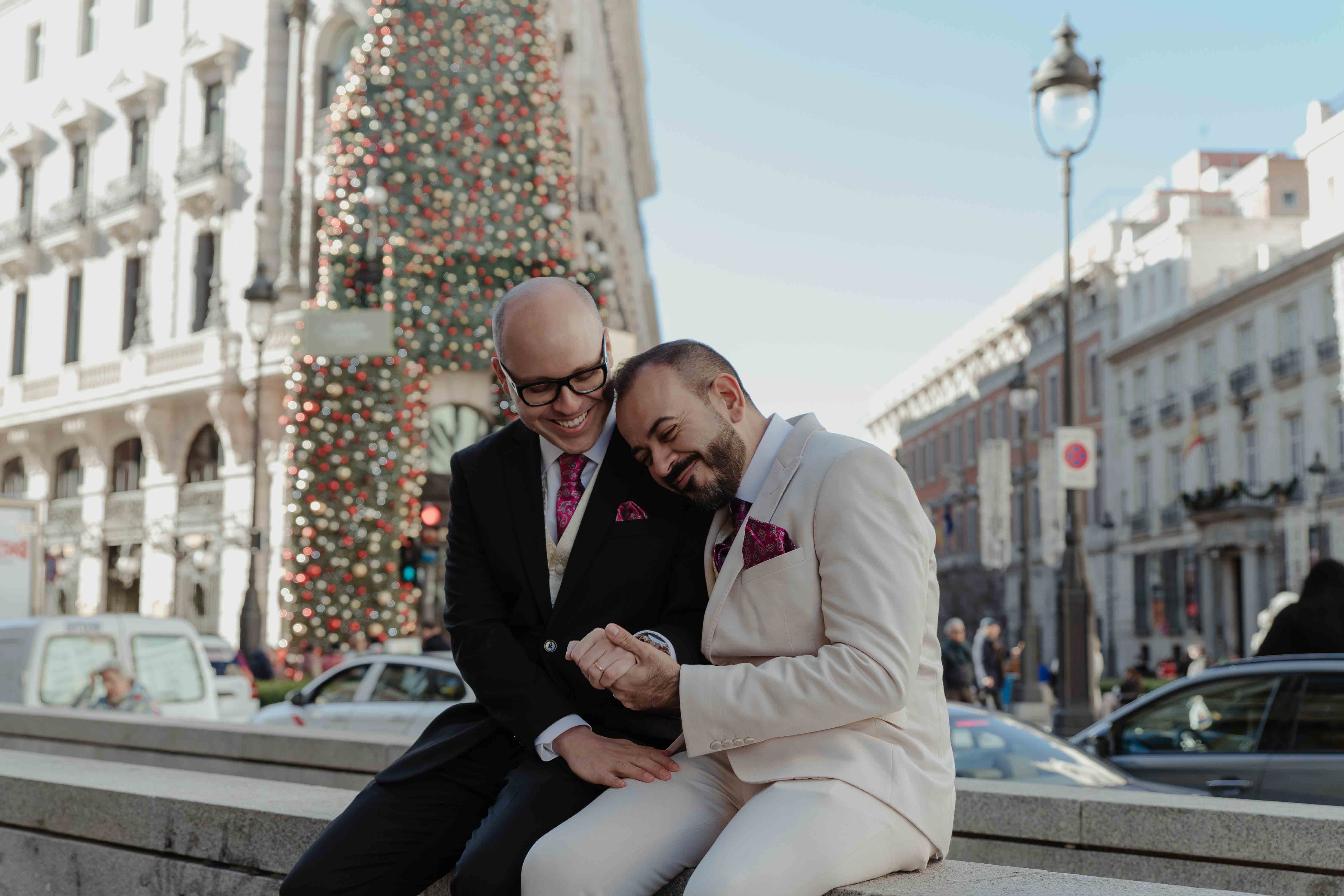 fotos de la boda de pareja lgtb por el centro de madrid en navidad