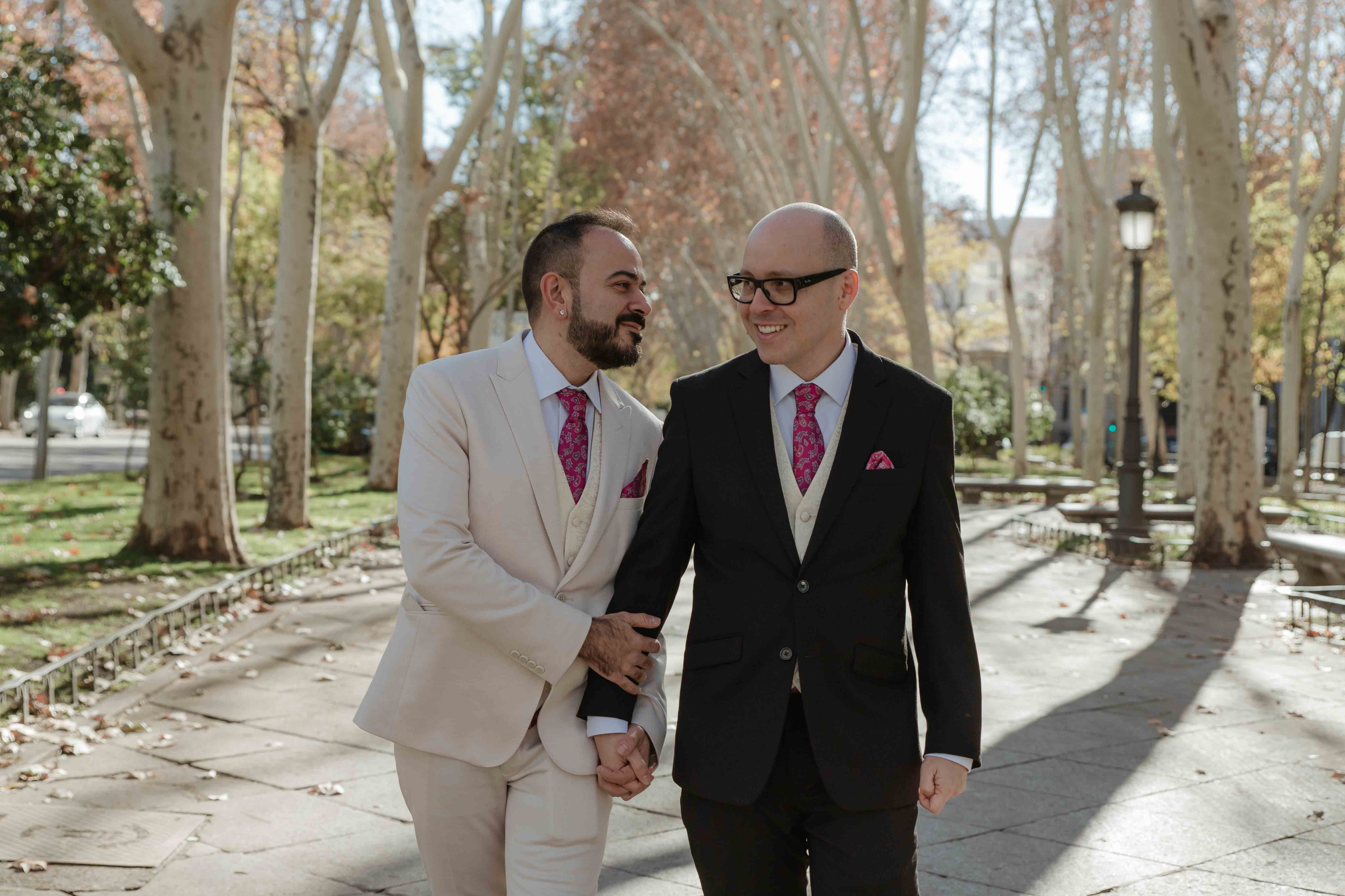 fotografia del elopemen de gonzalo y carlos en notaria y el centro de madrid con leyre canizares como fotografa