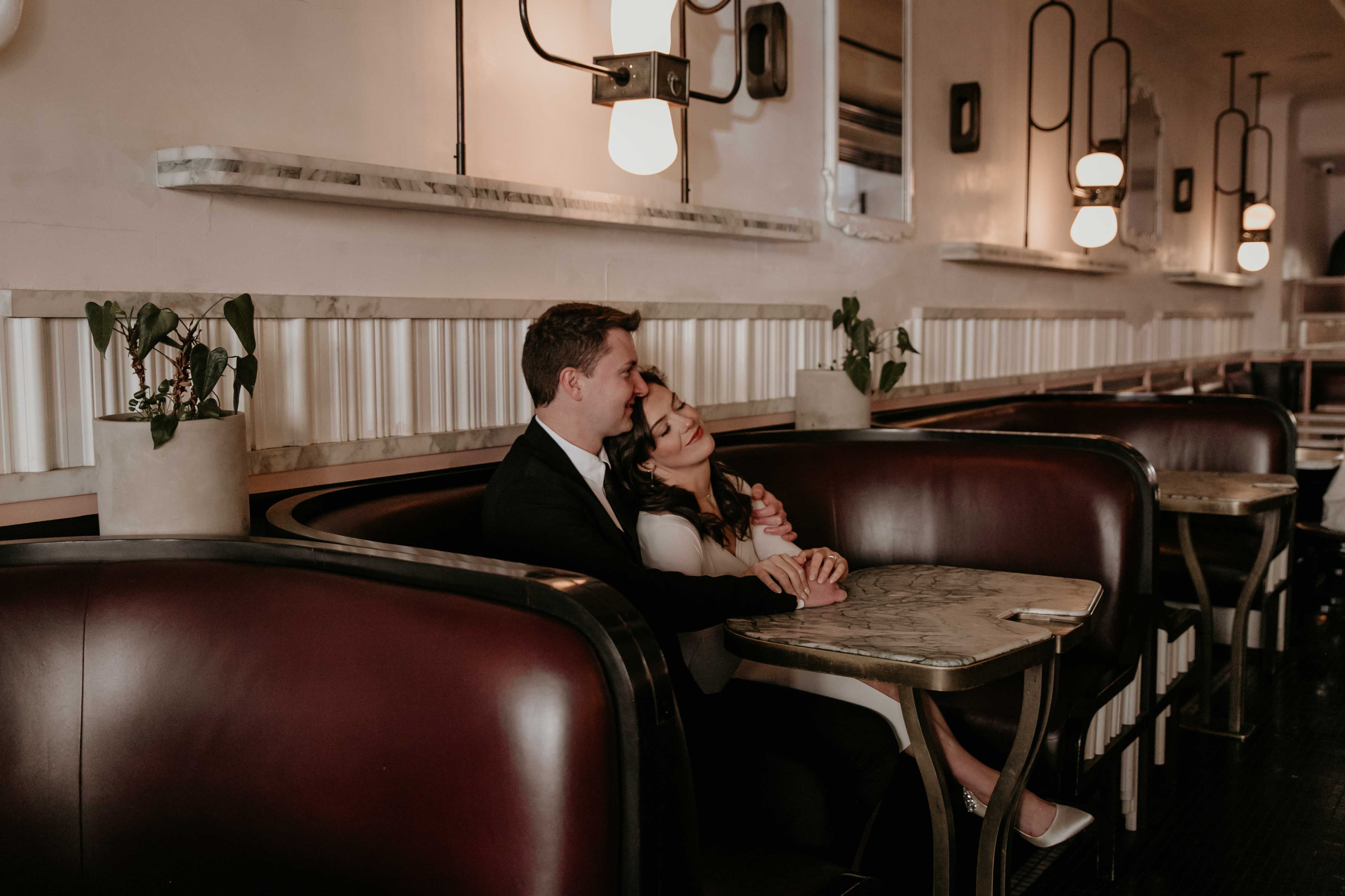 fotos de elopement en el cafe favorito de los novios en madrid, españa