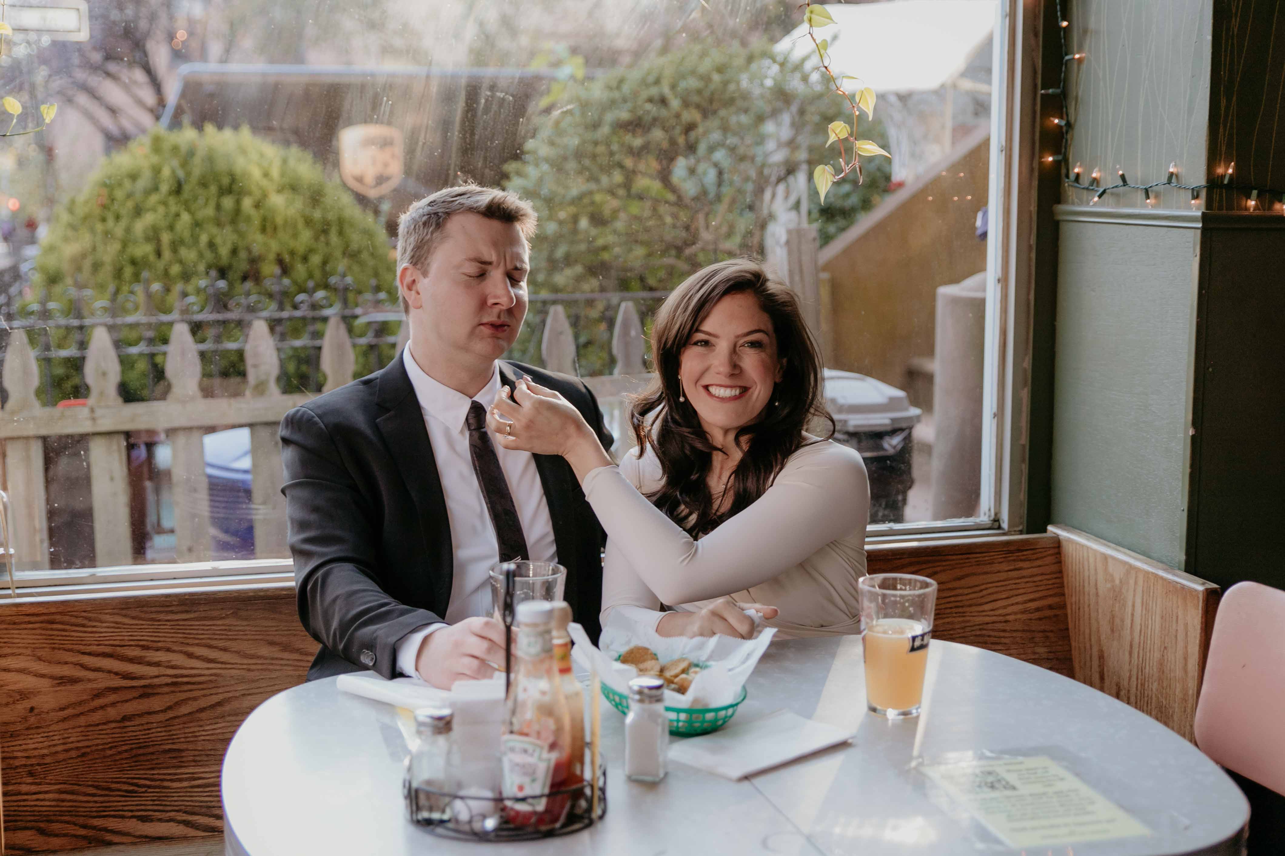 fotos de boda elopement comiendo pizza y hamburguesas, fotos naturales en madrid