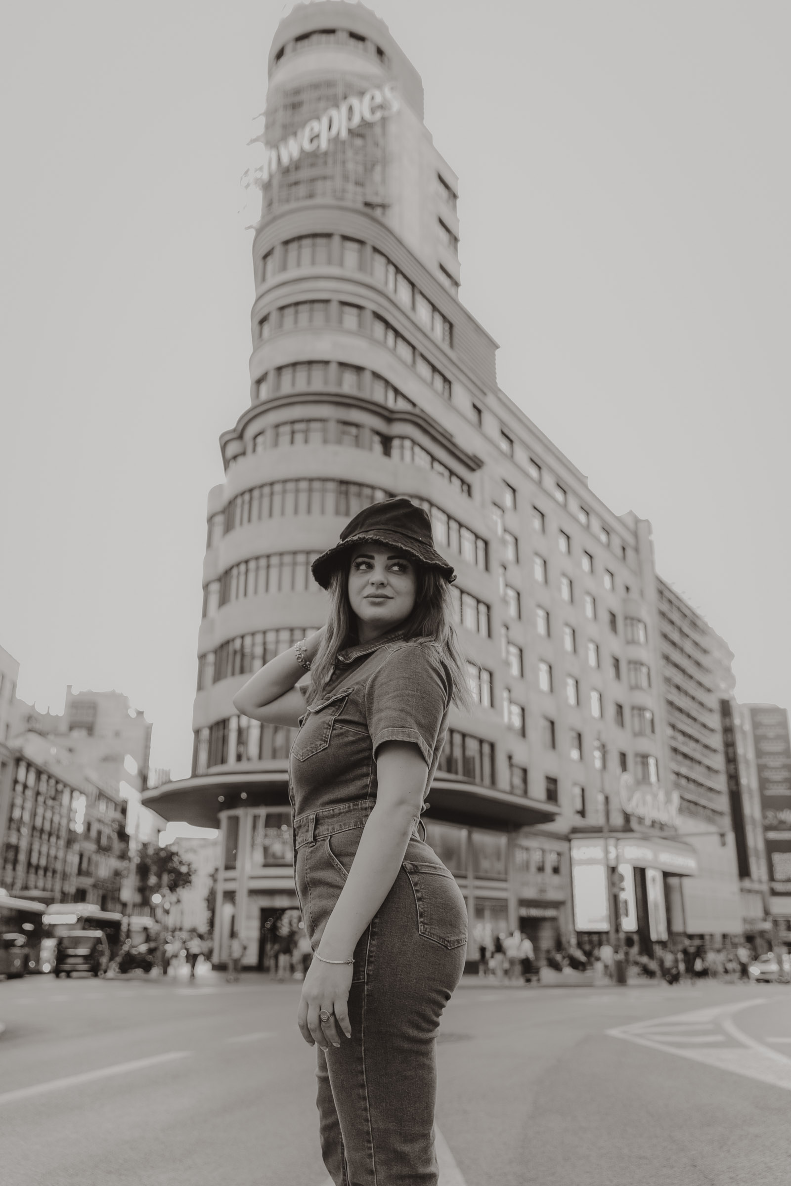 sesion de fotos de instagramer rocio camacho en medio de la gran via