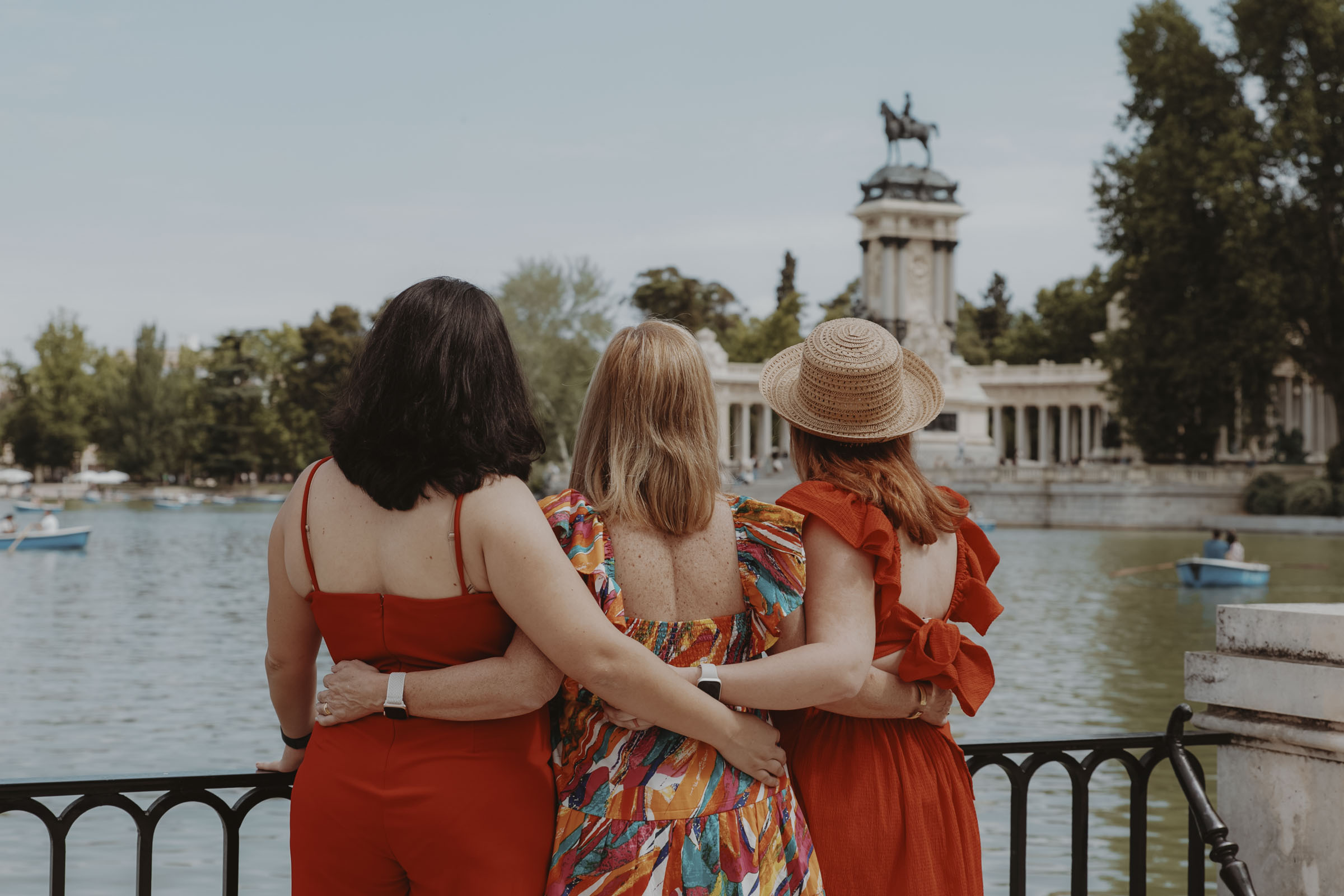 sesion de fotos de tres amigas en el parque el retiro de madrid