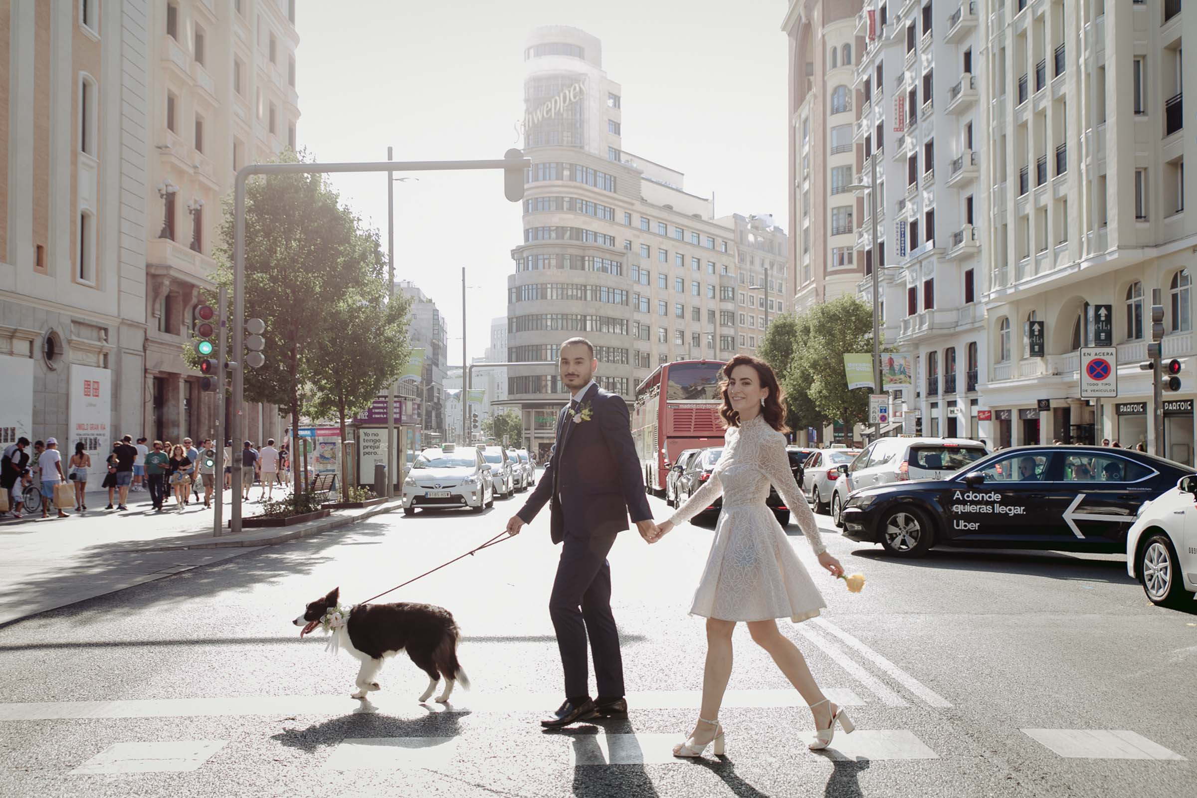 fotografia de boda en iglesia y sesion de fotos posterior en la gran via con su perro