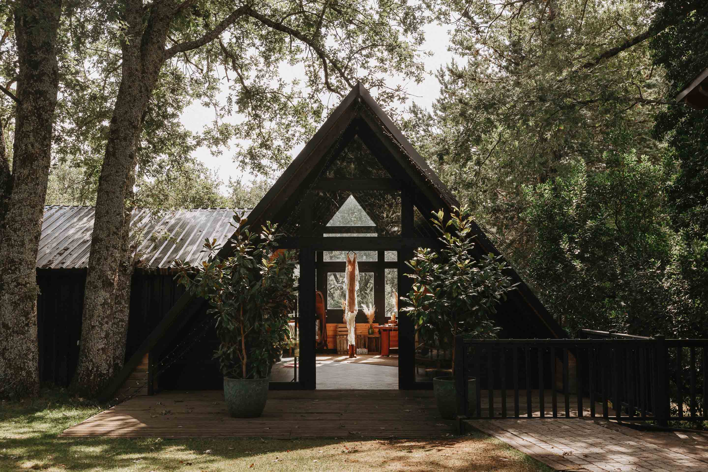fotografia de boda intima en la finca Prados Riveros de Madrid, la cabaña de preparativos de la novia