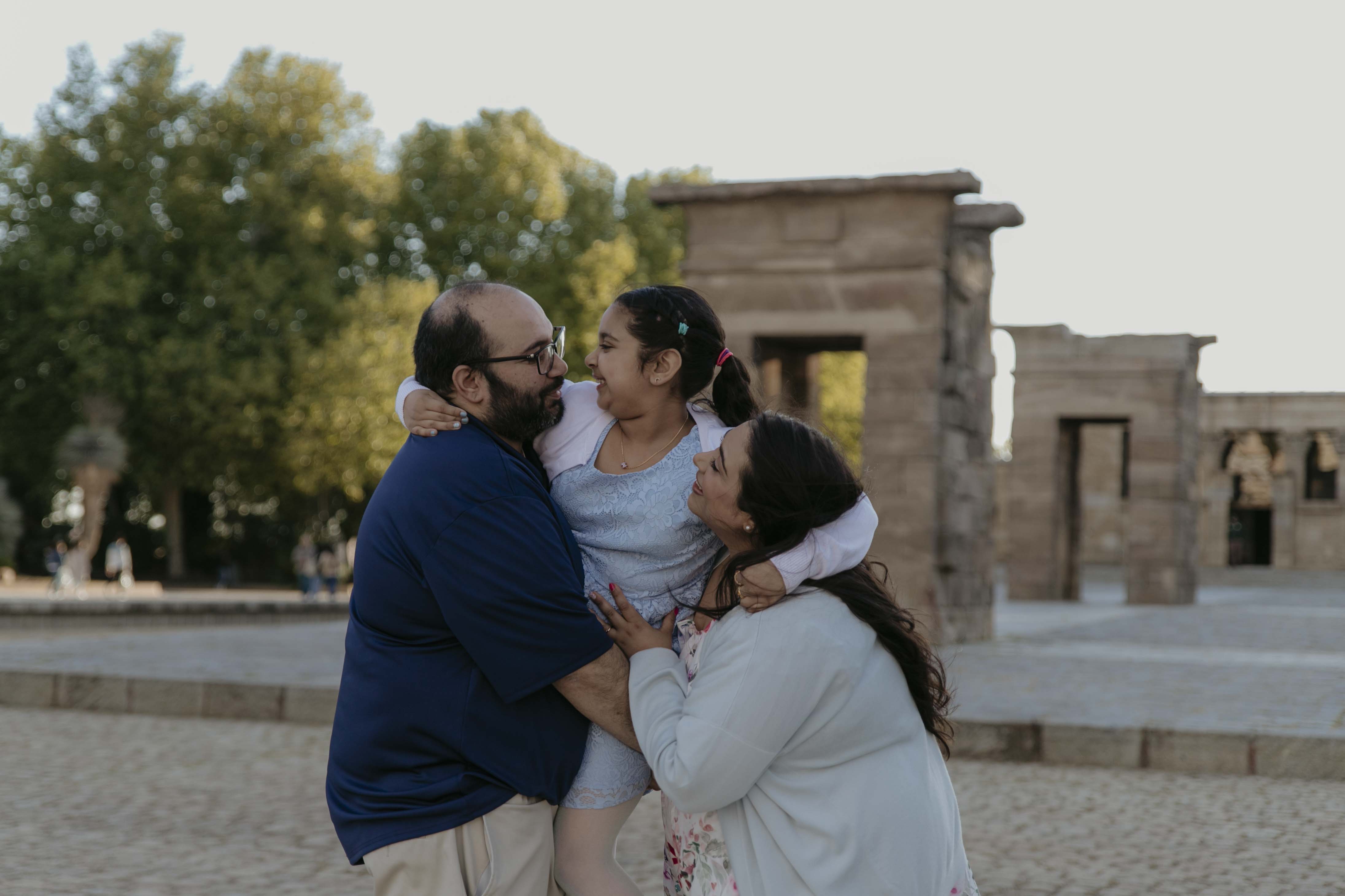 sesion de fotos en familia en el templo de debod de madrid