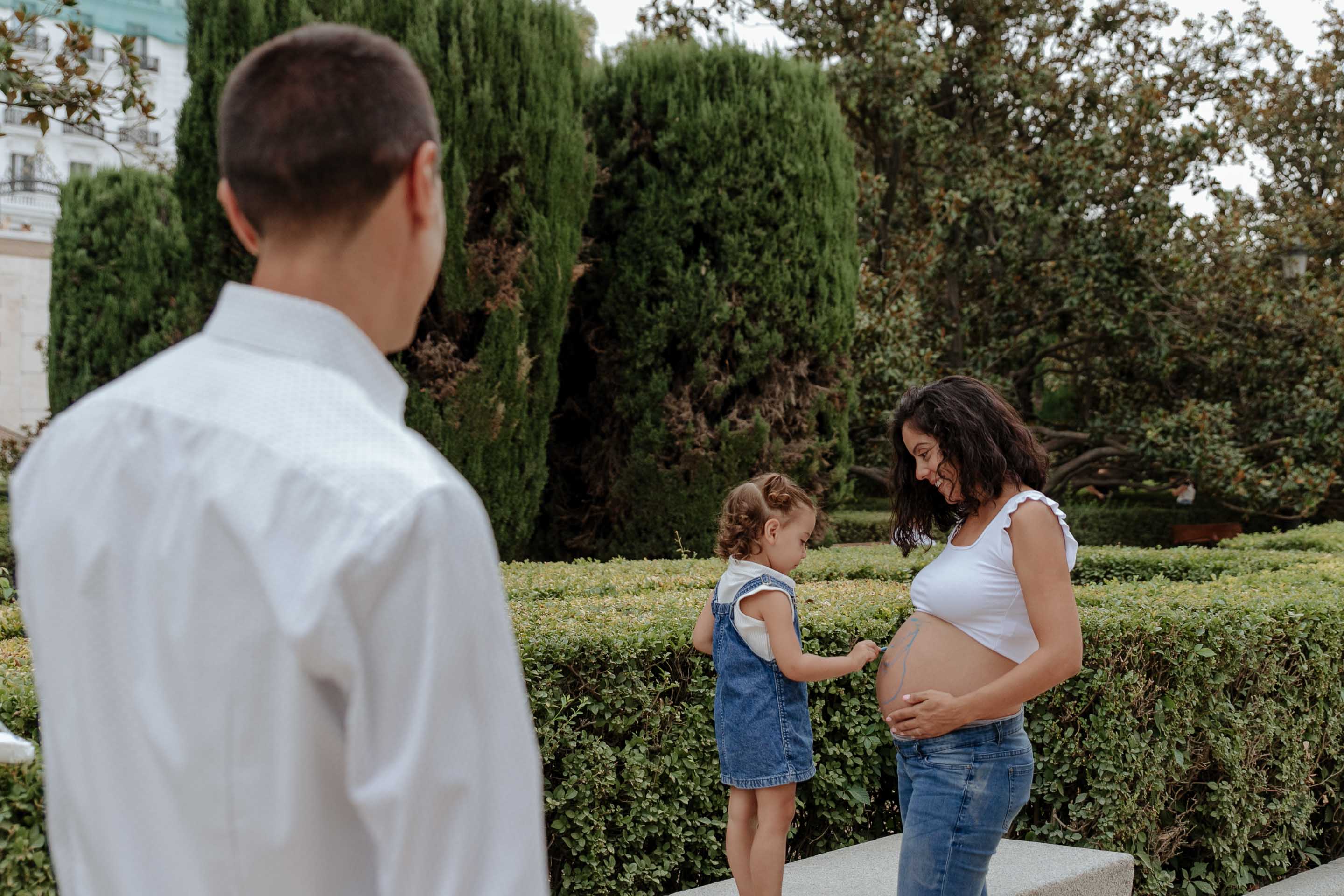 sesion de fotos de embarazo en el centro de madrid con su hija leyre