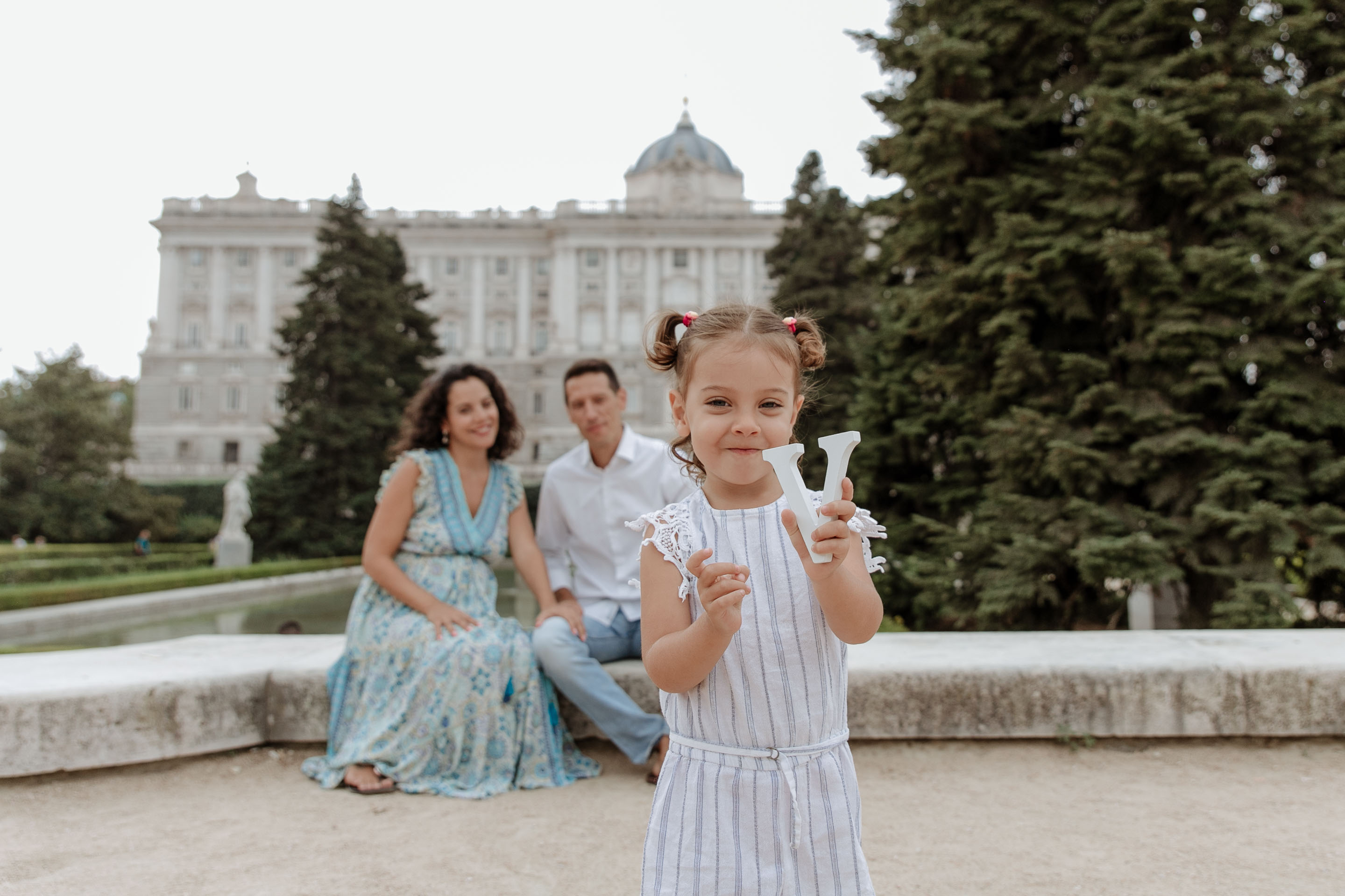 sesion de fotos de embarazo y familiar con Jess, Armando y Leire en el palacio real de madrid