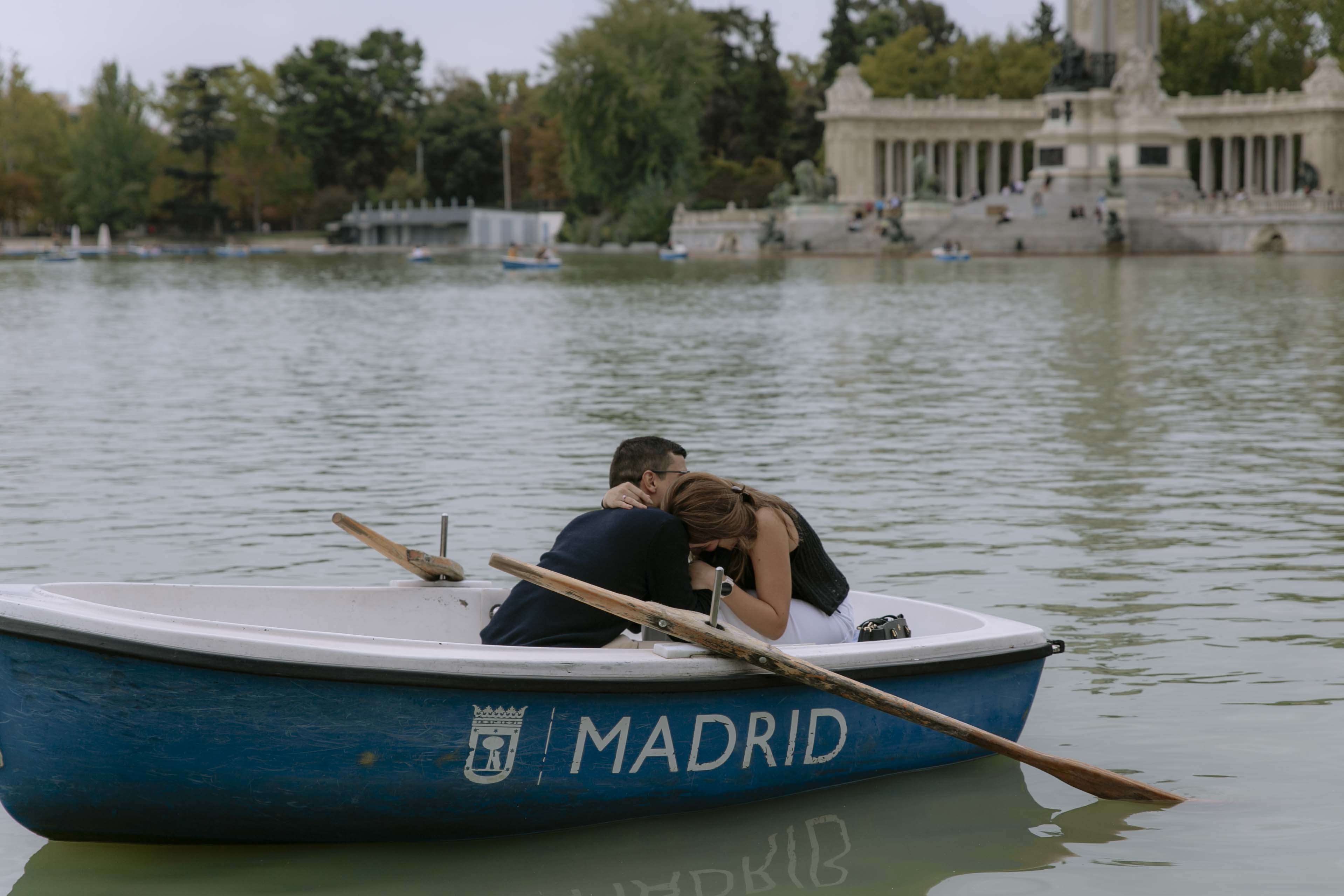 pedida de matrimonio en las barcas del parque el retiro de madrid