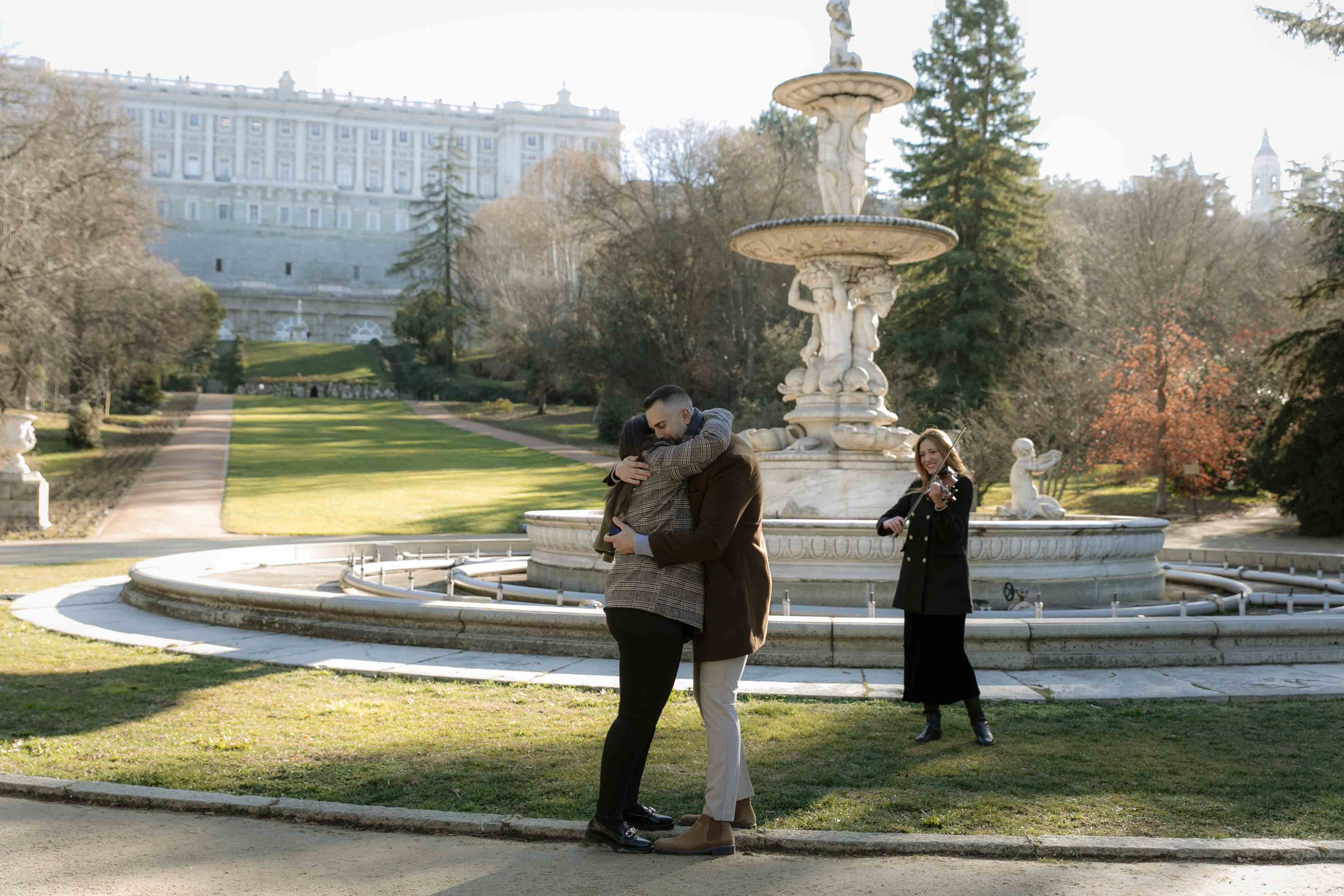 surprise marriage proposal in madrid with a paparazzi photographer