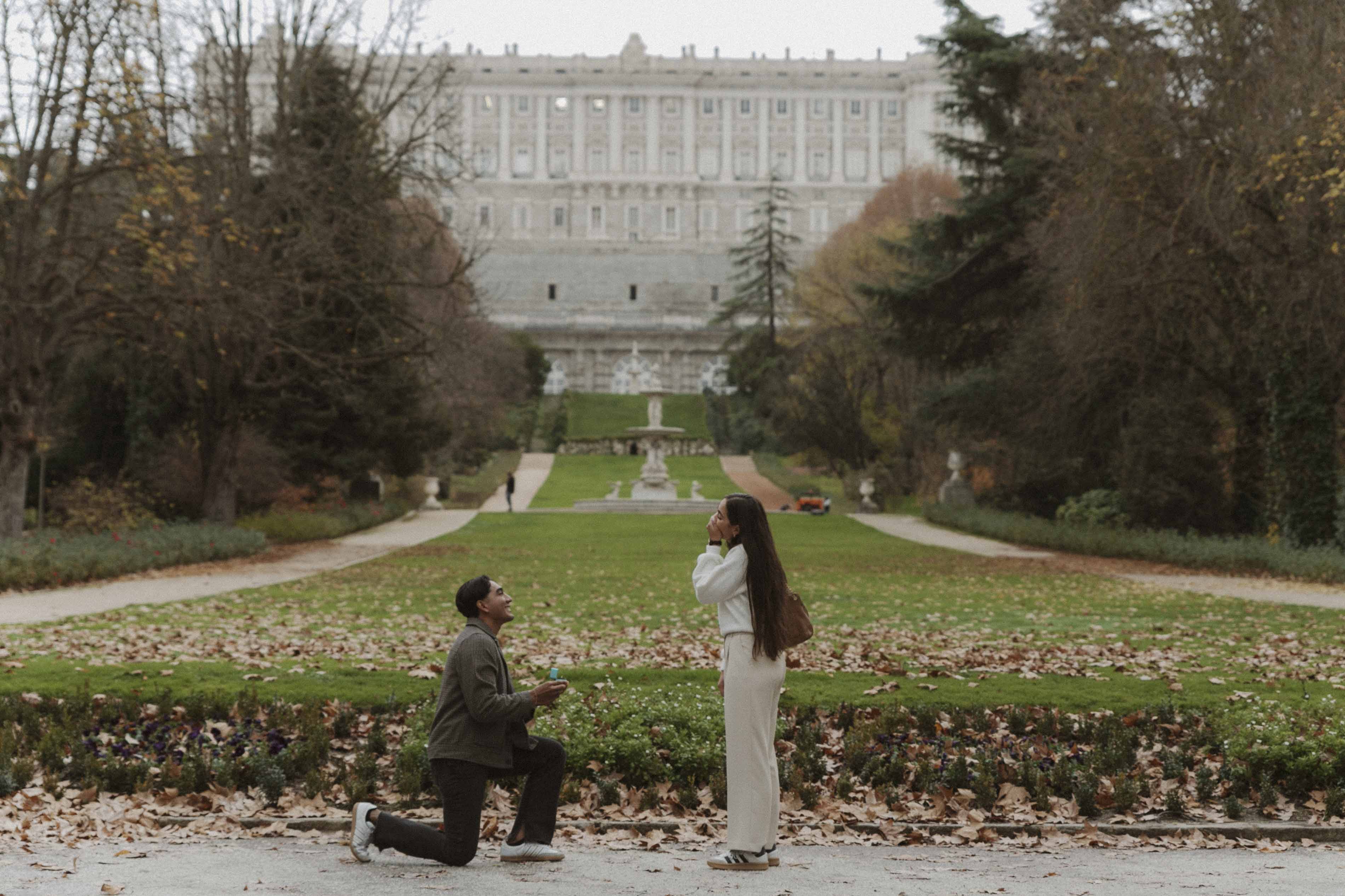 propuesta de matrimonio en los jardines del palacio real de madrid