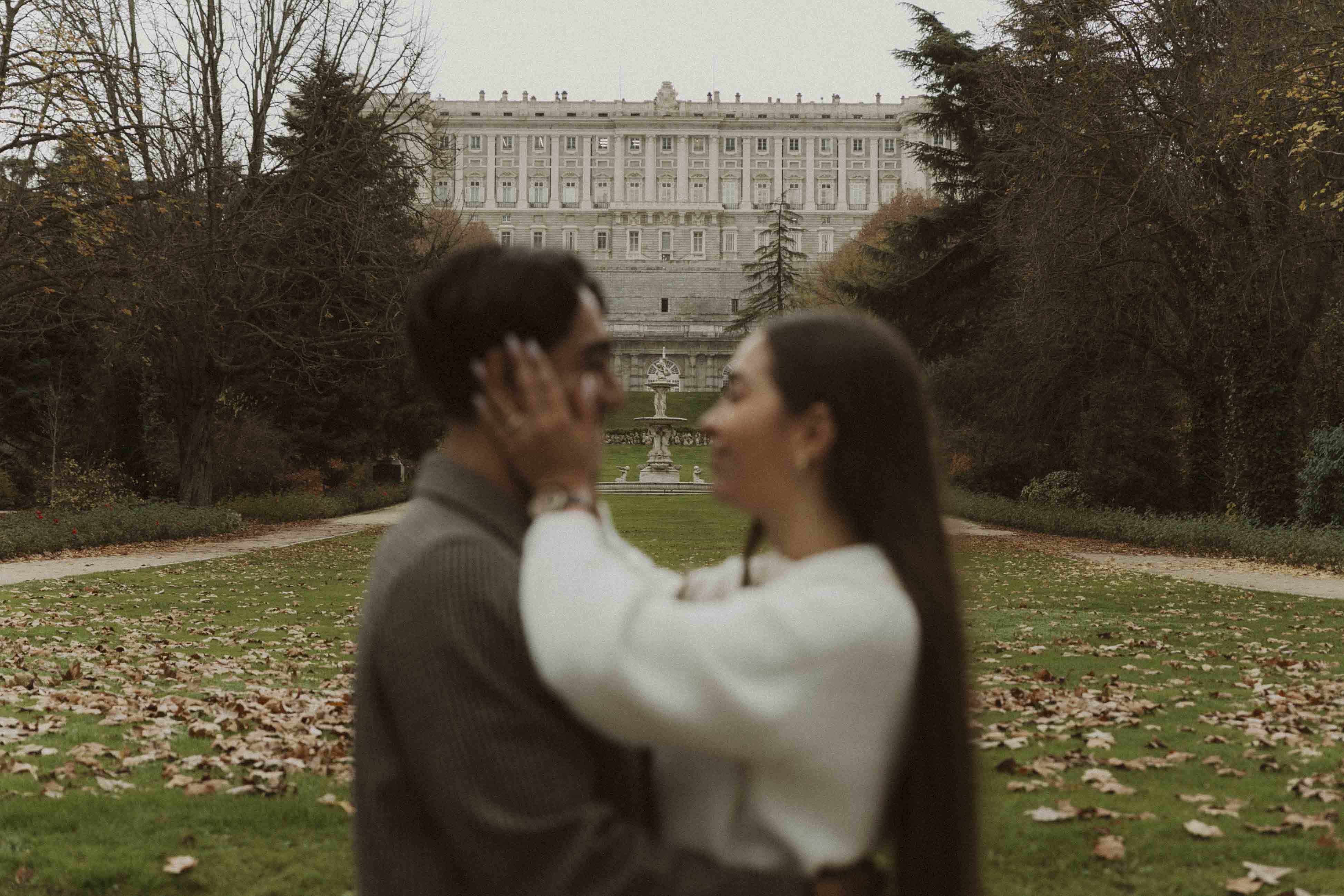 fotografias de pareja naturales y espontaneas en madrid, ya sea en el parque del retiro, palacio real, gran via o plaza mayor