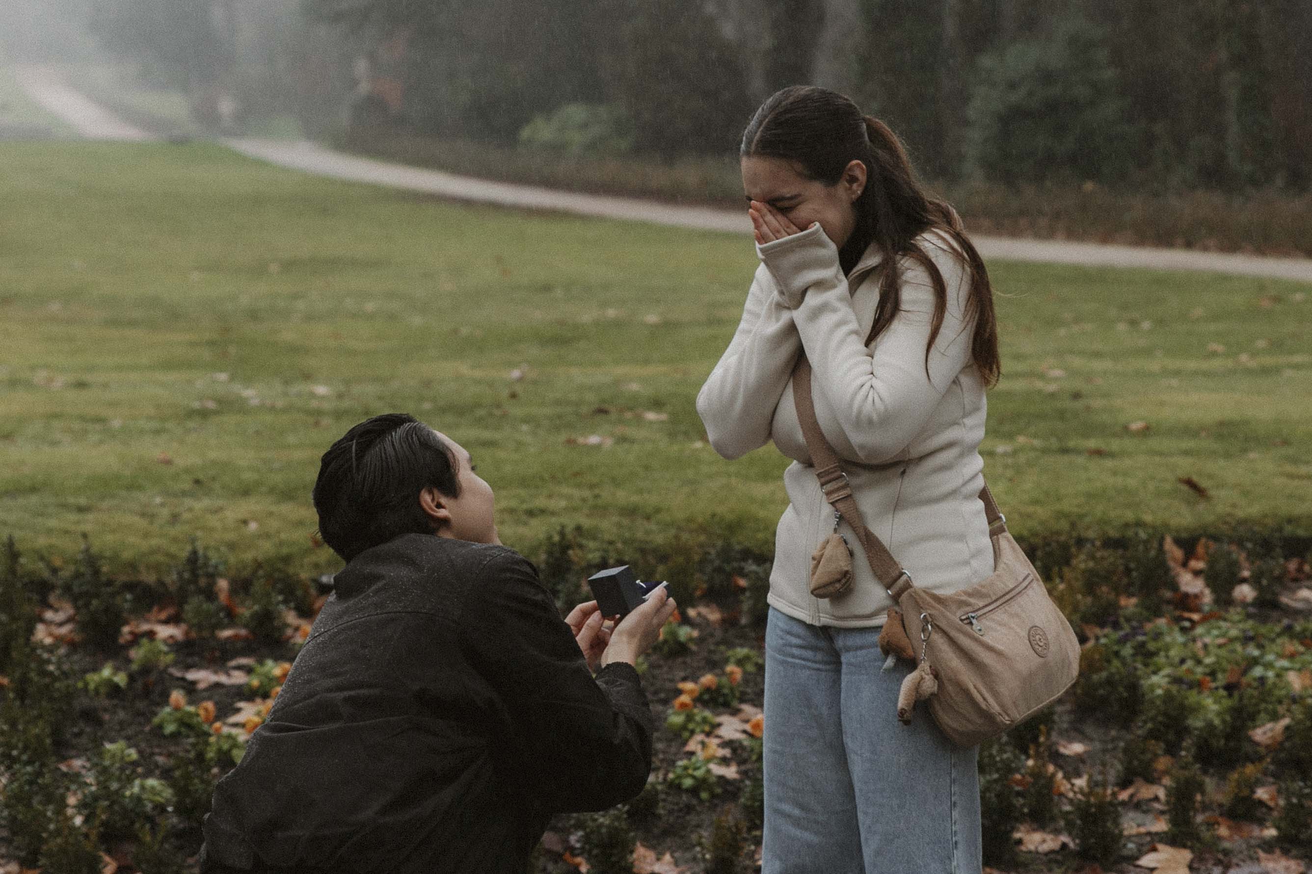 fotografia estilo paparazzi del momento de la pedida de mano en madrid