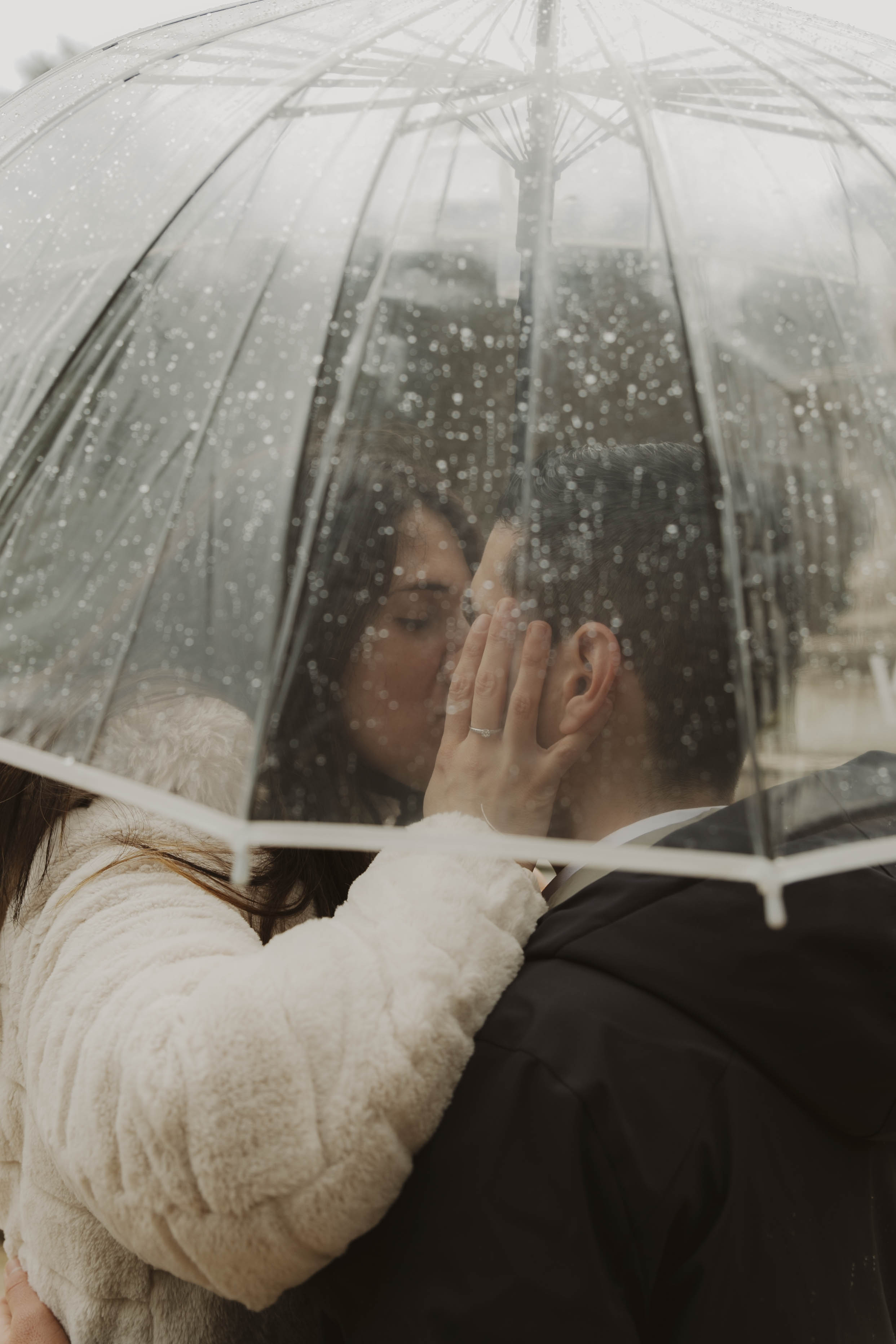 sesion de fotos de pareja con lluvia en madrid