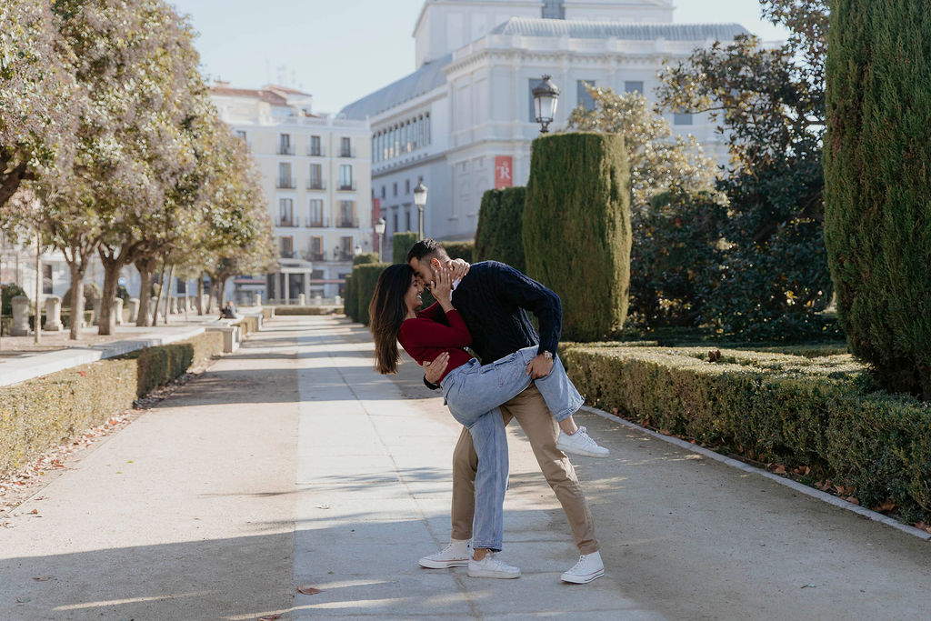 engagement photoshoot at plaza de oriente and templo de debod in madrid