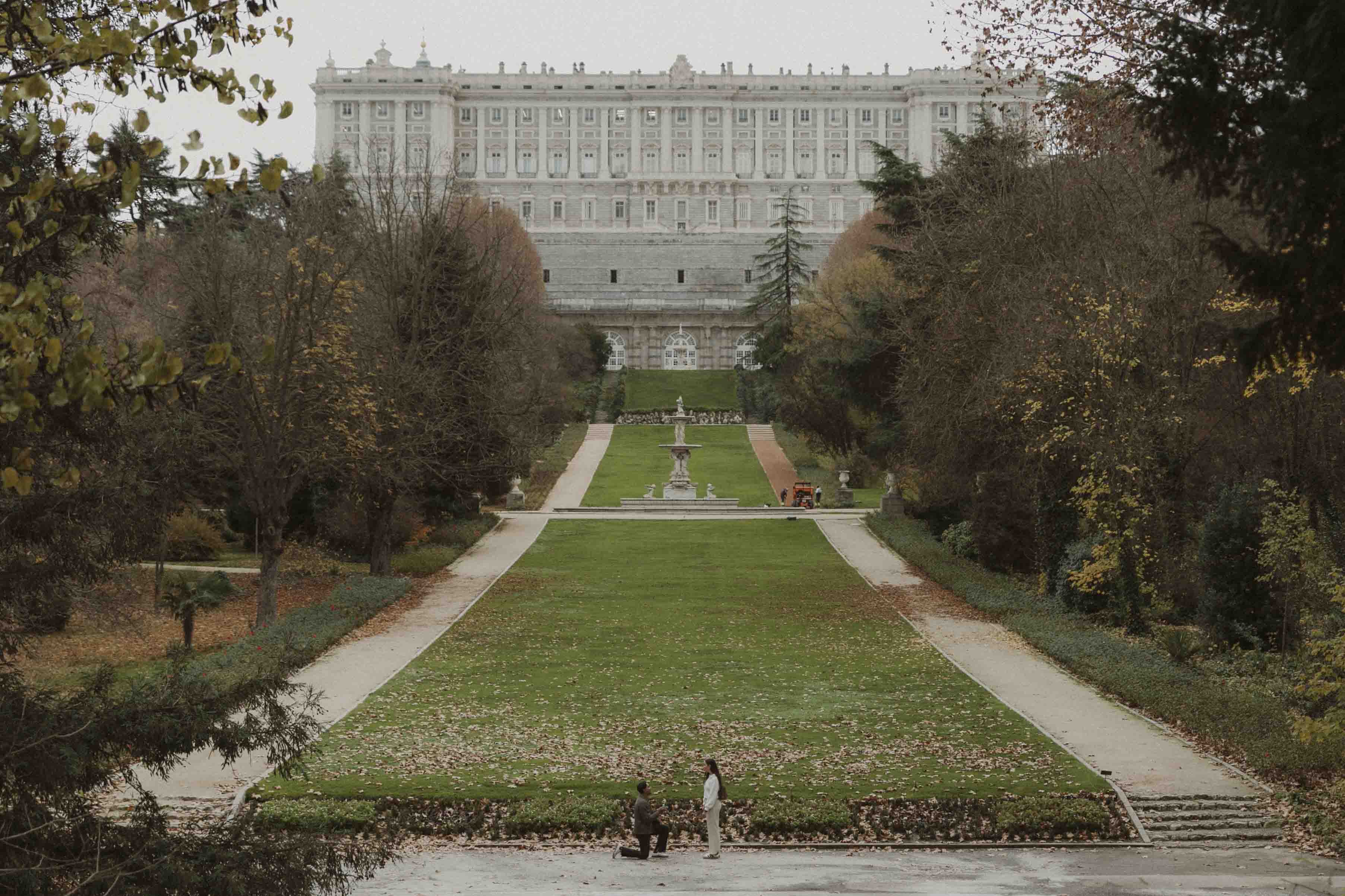 propuesta de matrimonio en madrid con sesion de fotos paparazzi