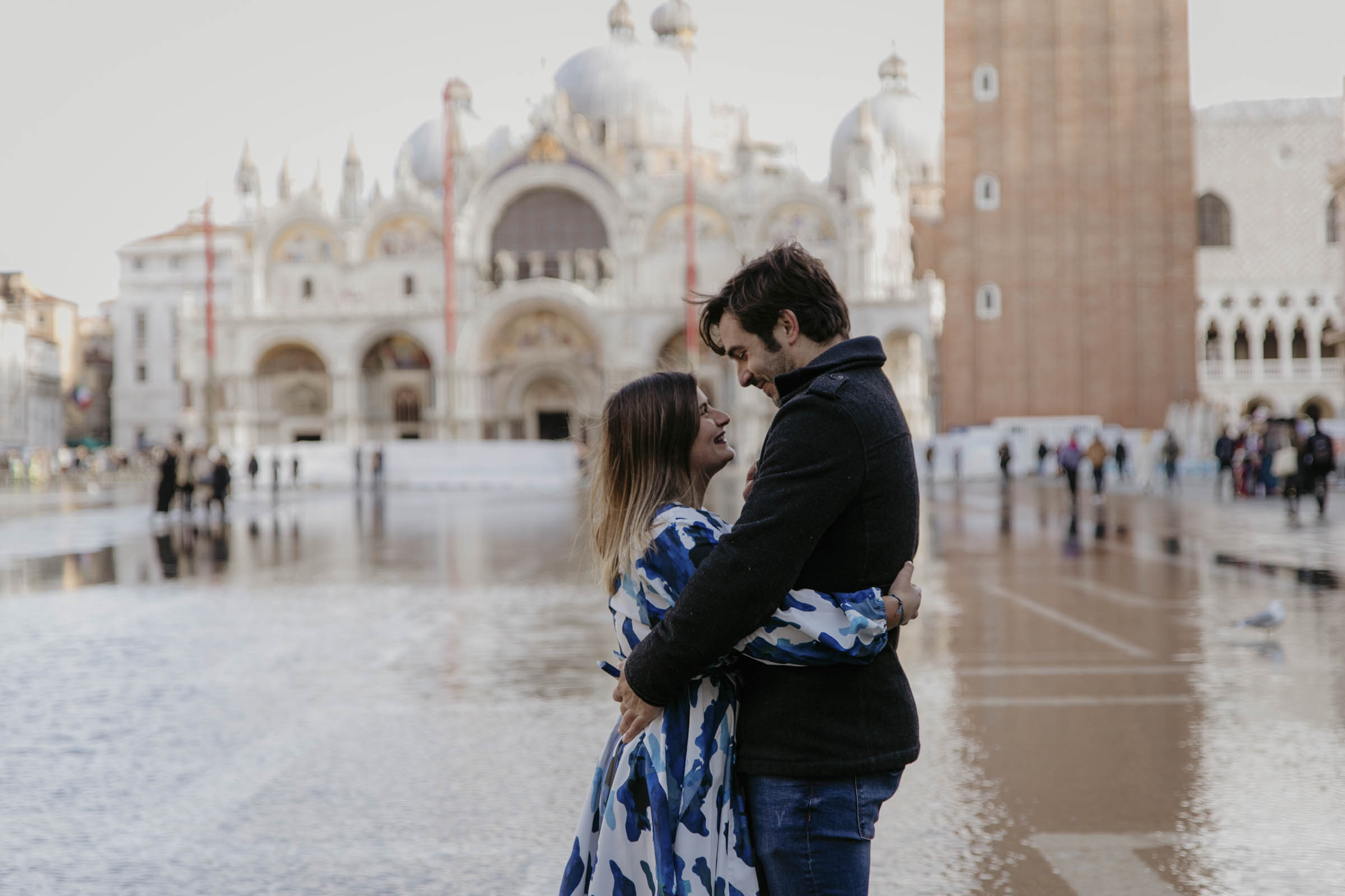 couple's engagement photoshoot in venice, italy