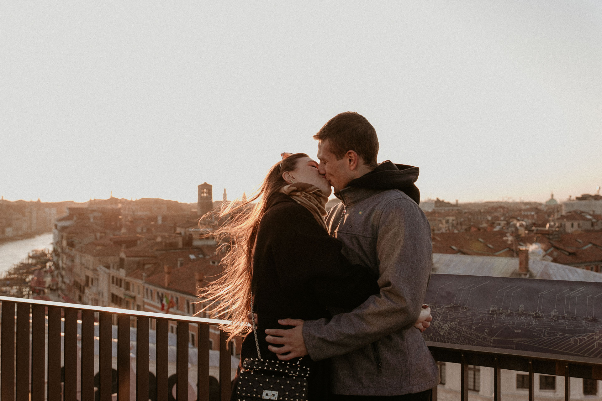 venice couple photoshoot at sunset in a rooftop with the city in the background
