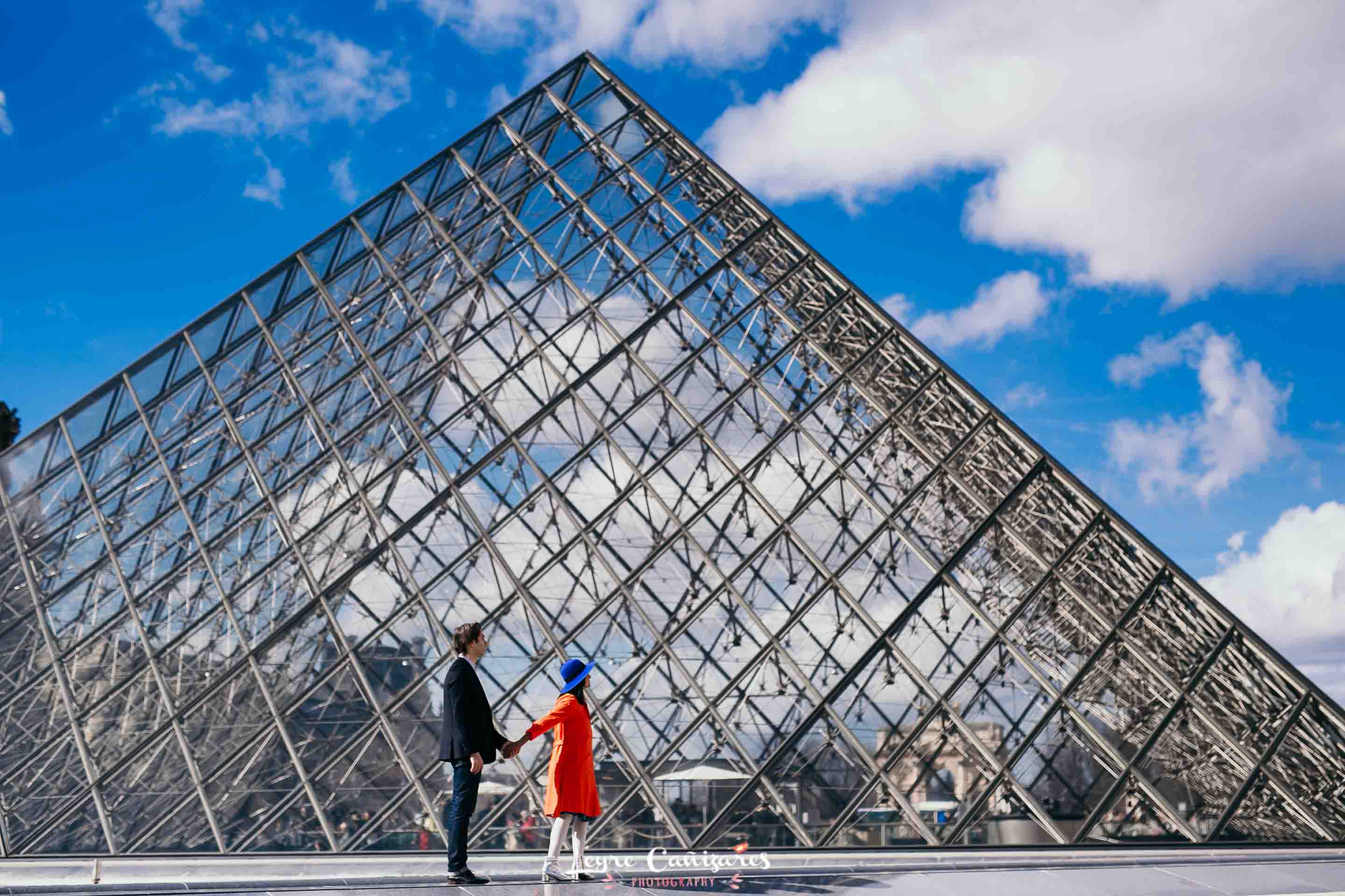 sesion de pareja en el museo louvre de paris, cristina