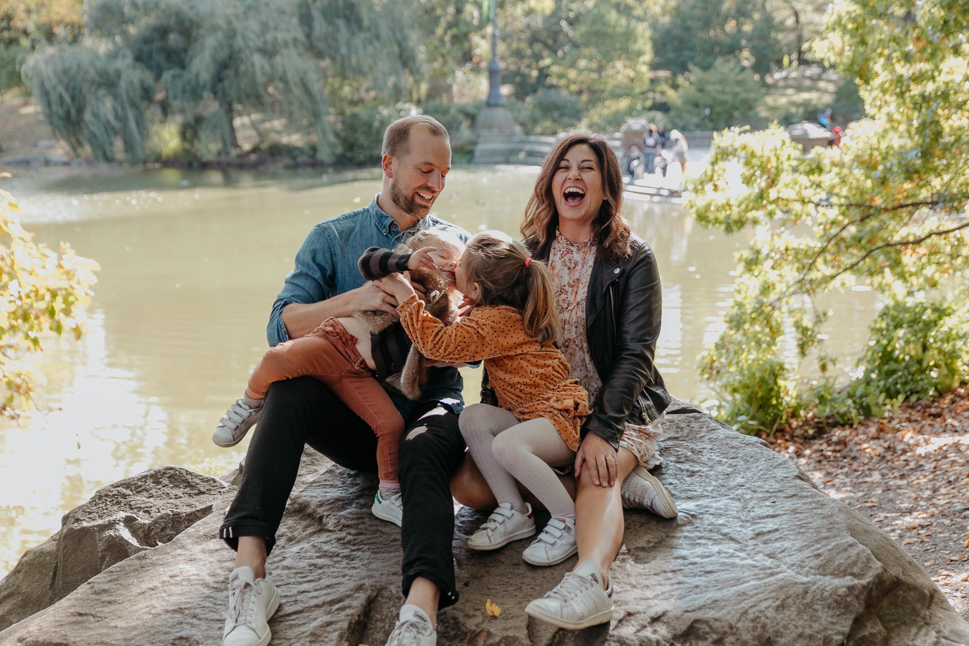 sesion de fotos familiar en el parque de el retiro en madrid