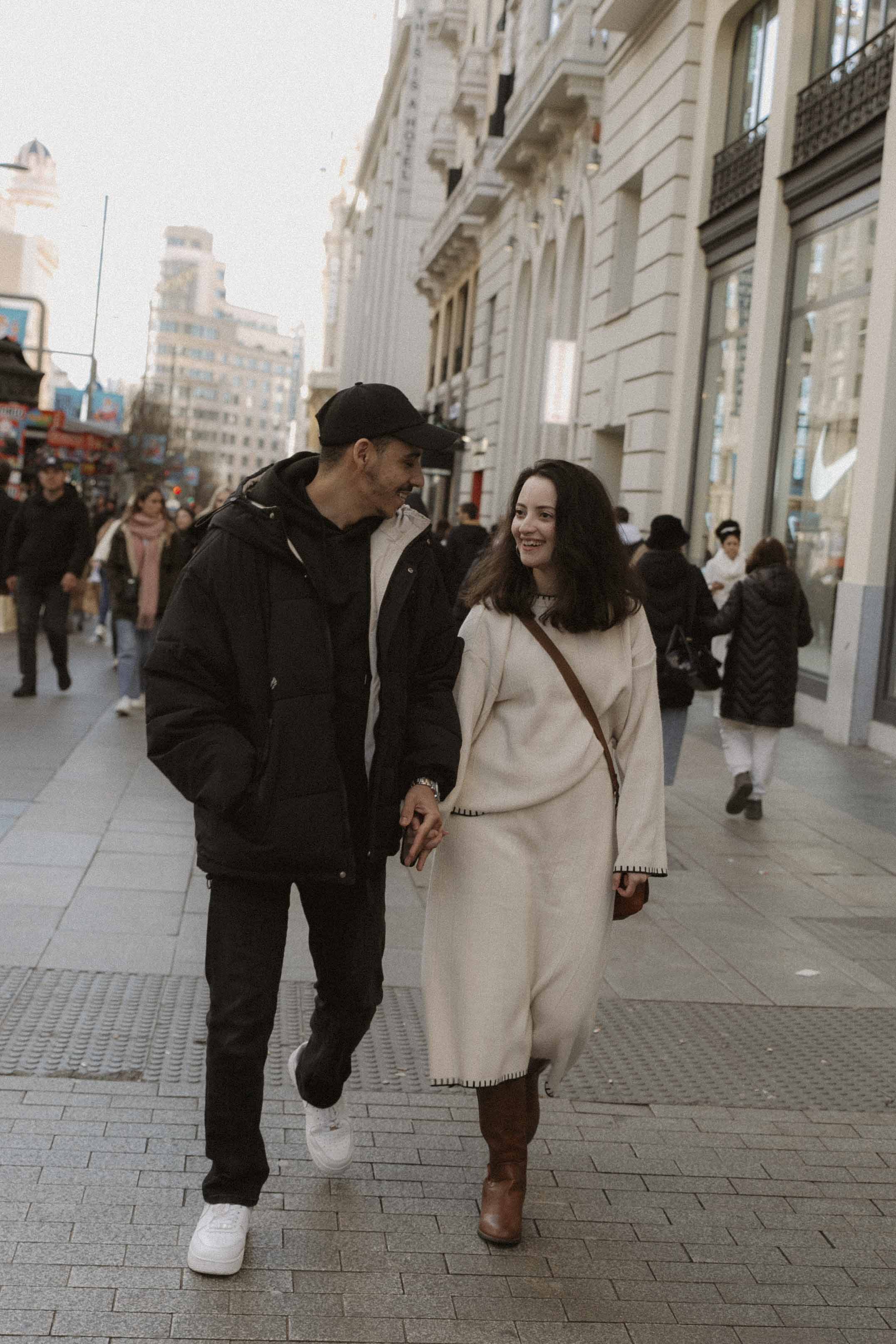 sesion de fotos de pareja caminando por la gran via de madrid
