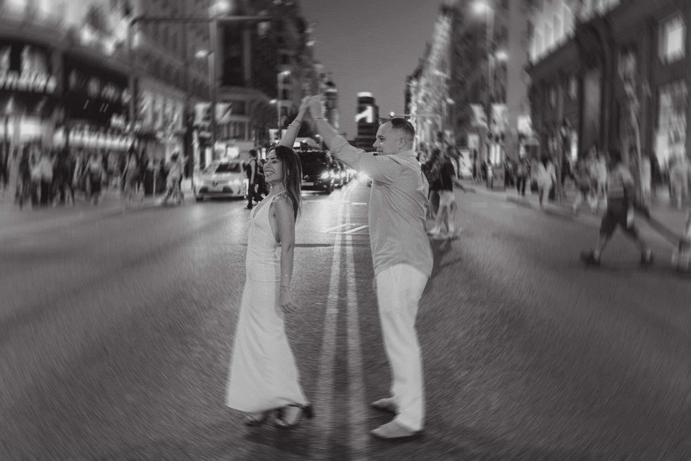 sesion de fotos de pareja preboda en la gran via de madrid por la noche