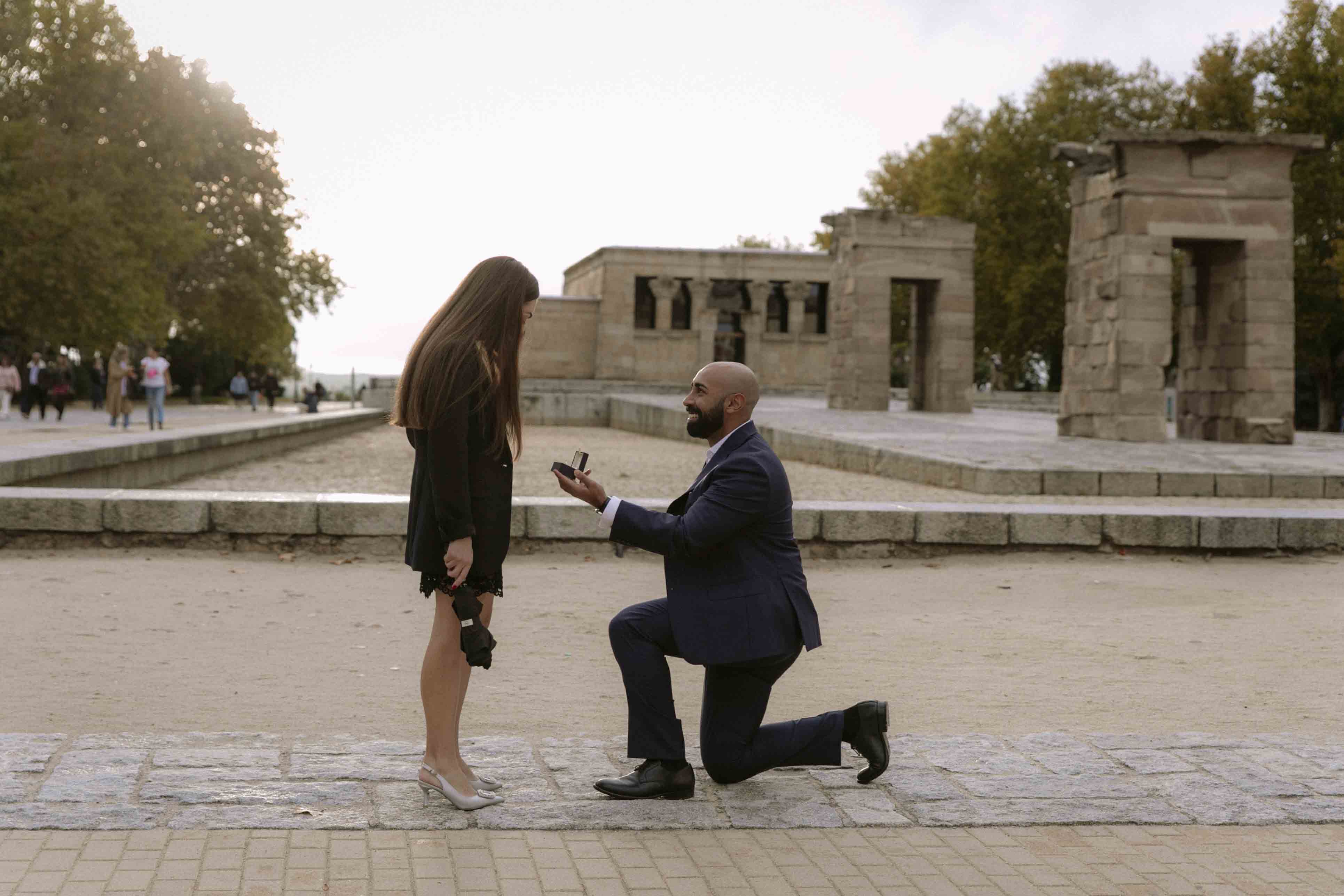 Pedida de matrimonio sorpresa en el templo de debod de madrid