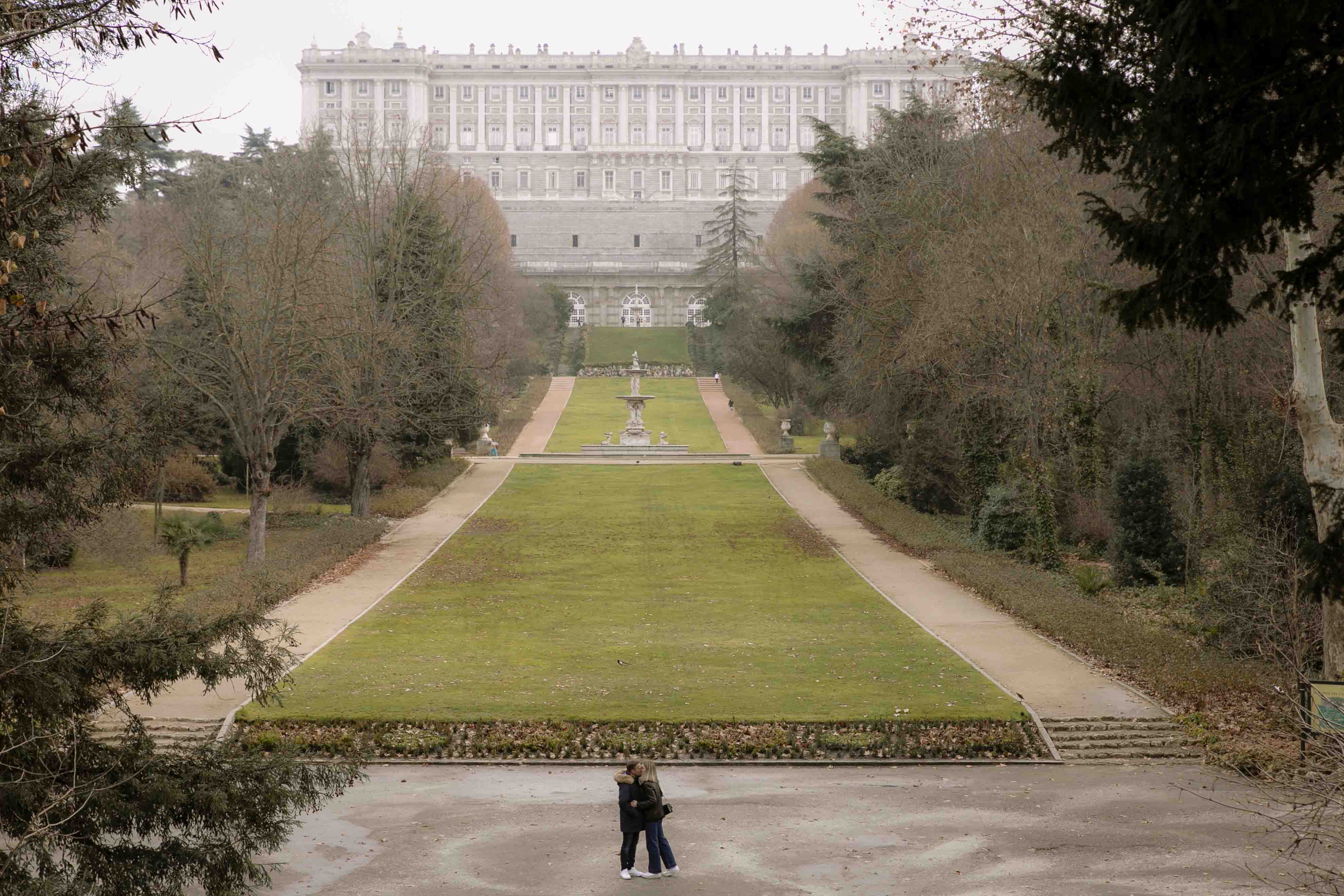 pedida de mano en los jardines del campo del moro de madrid