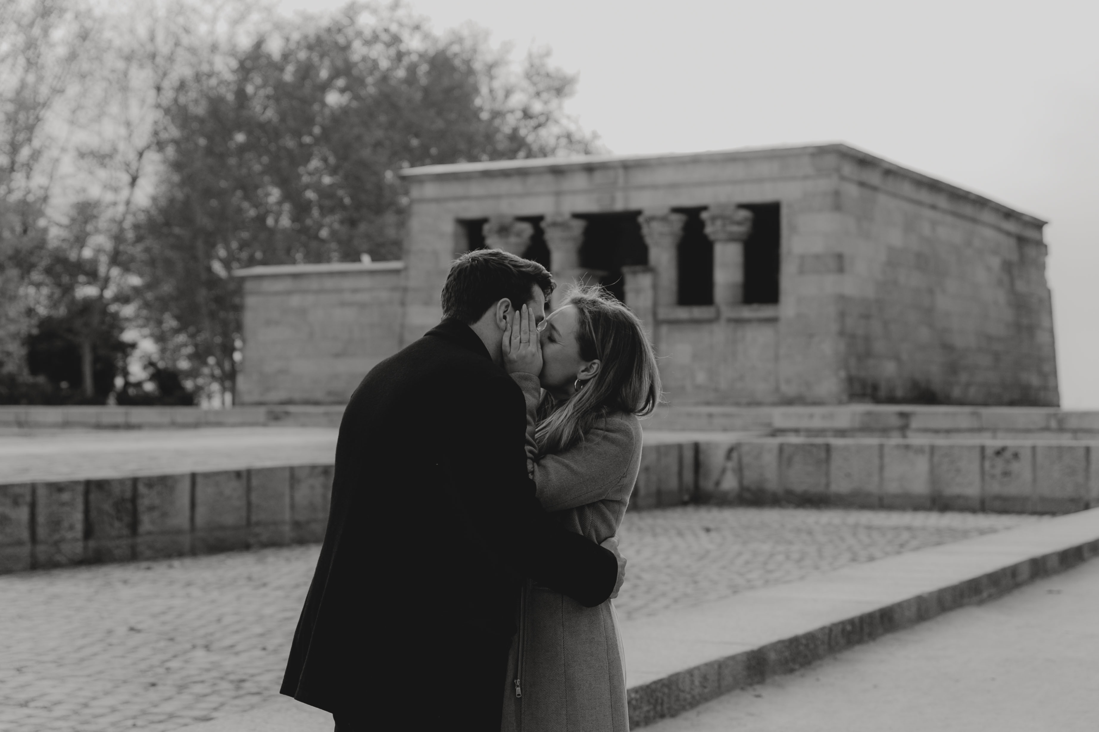 fotografias de pedida de mano sorpresa muy emotiva en el templo de debod de madrid