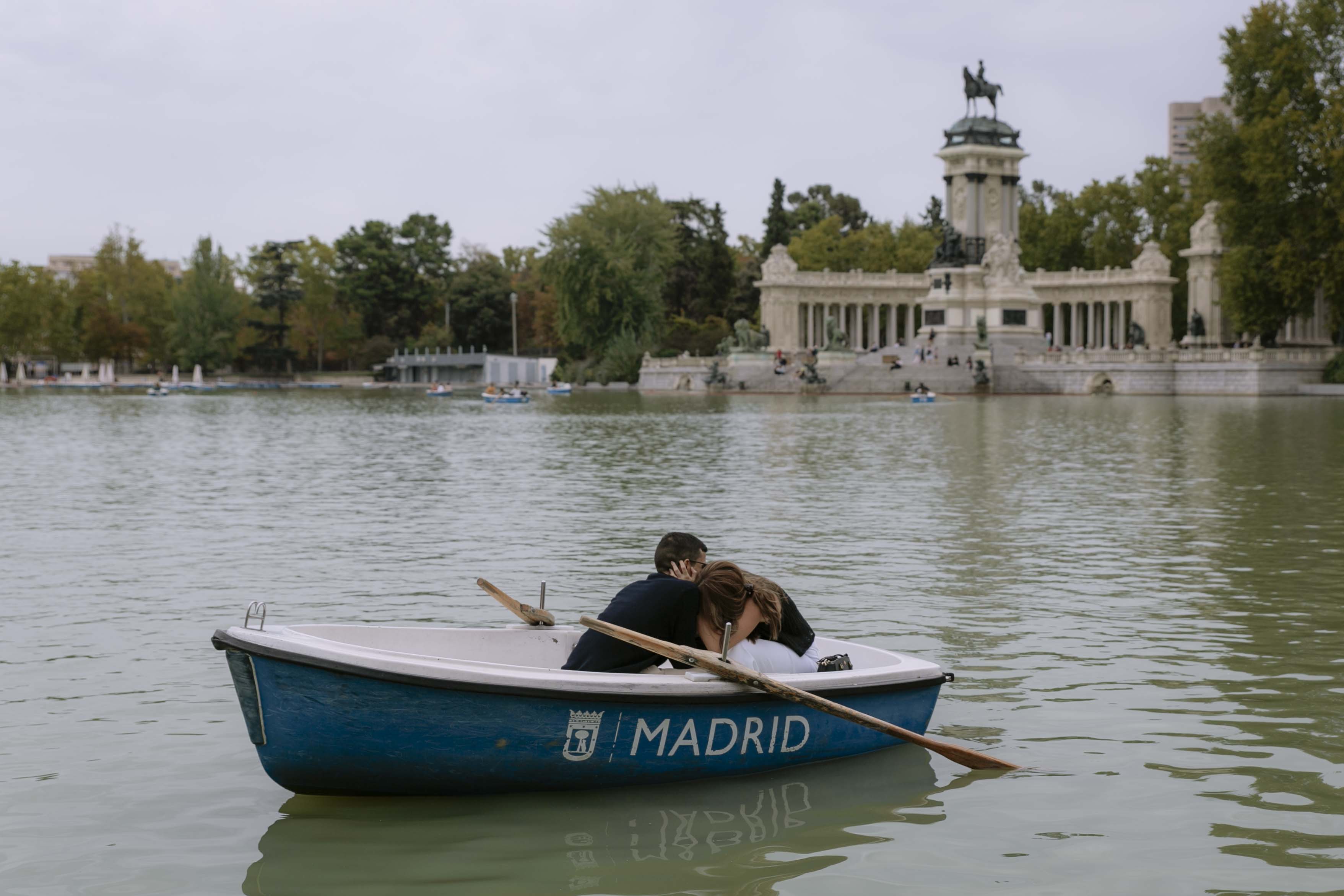 propuesta de matrimonio sorpresa en el estanque del parque del retiro en madrid