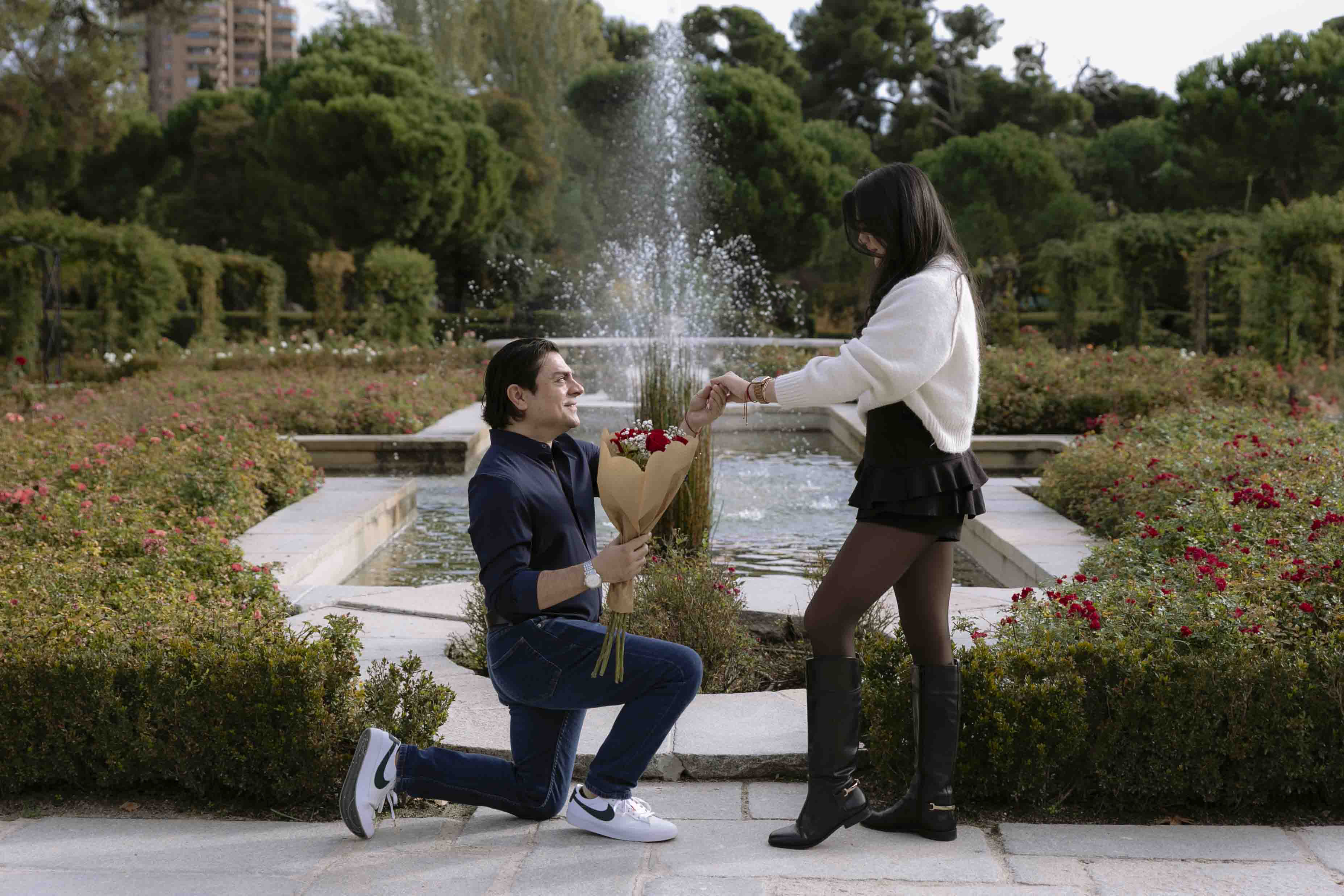 pedida de mano en la rosaleda del retiro, madrid