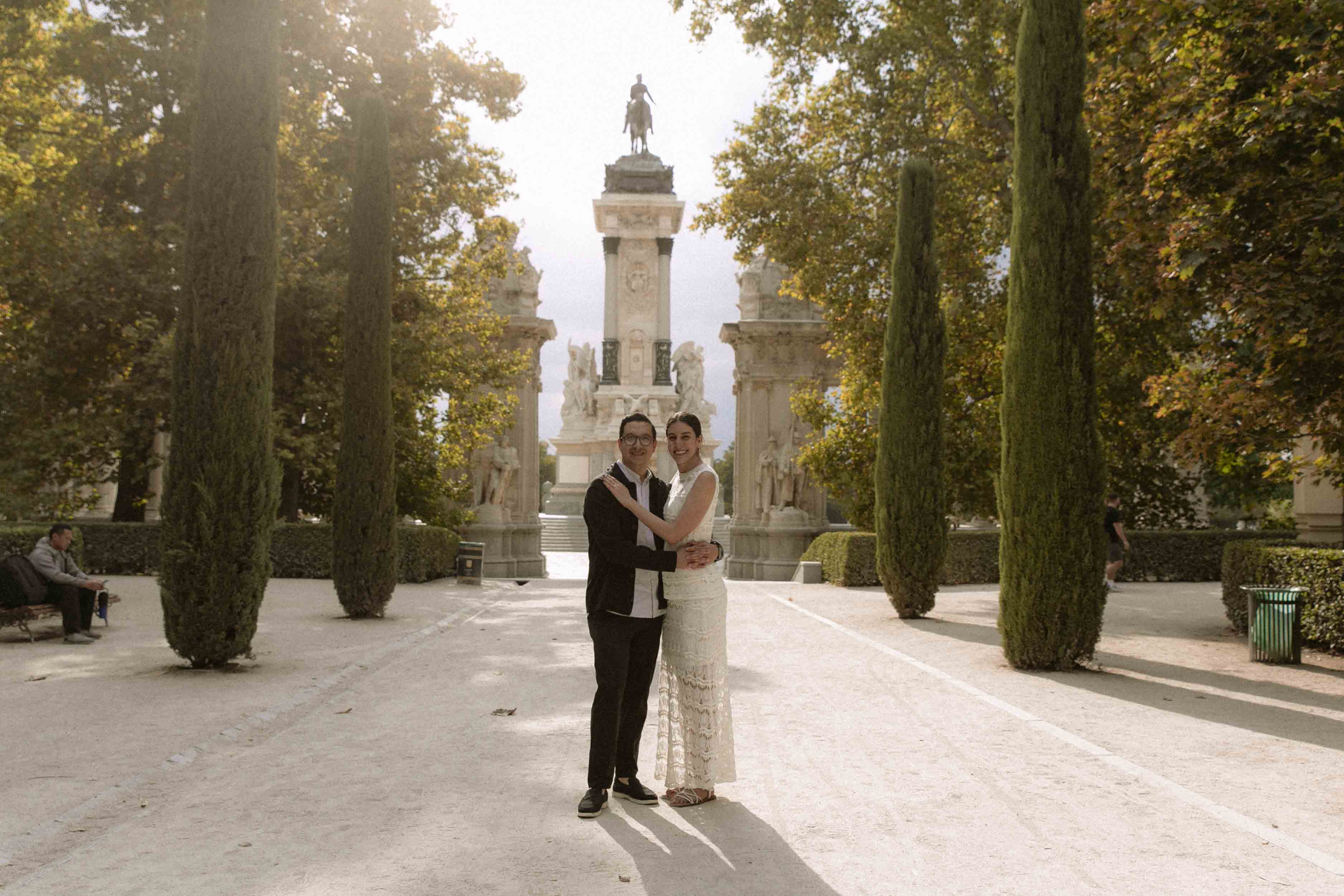 pedida de mano de Jorge y Nicole en el parque del retiro al atardecer