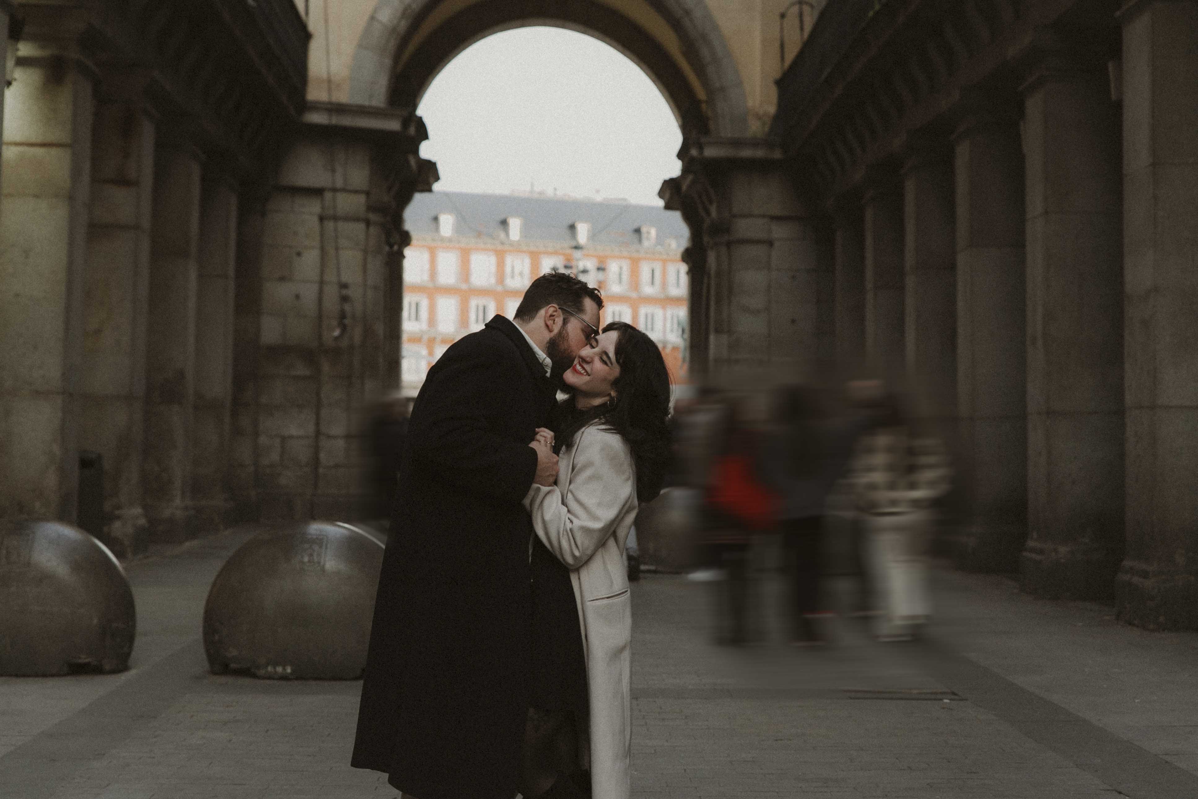 sesion de fotos de preboda en la plaza mayor de madrid
